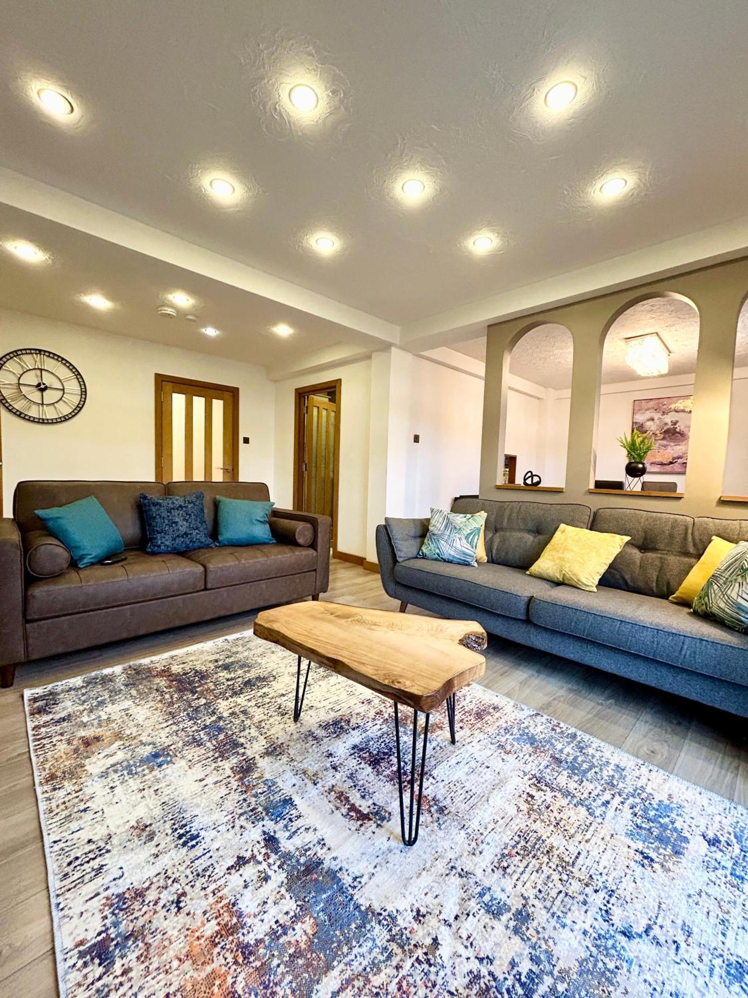 Spacious 3 Bedroom Close To Marina, 2 Parking Spaces, Kingsize Or Single Beds *