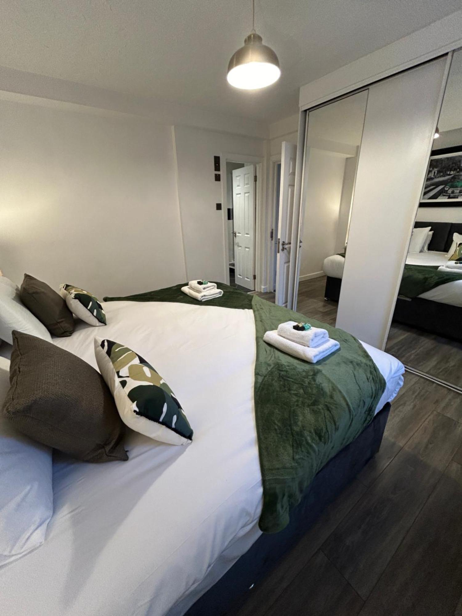 Apartment Spacious 3 Bedroom Close To Marina, 2 Parking Spaces, Kingsize Or Single Beds
