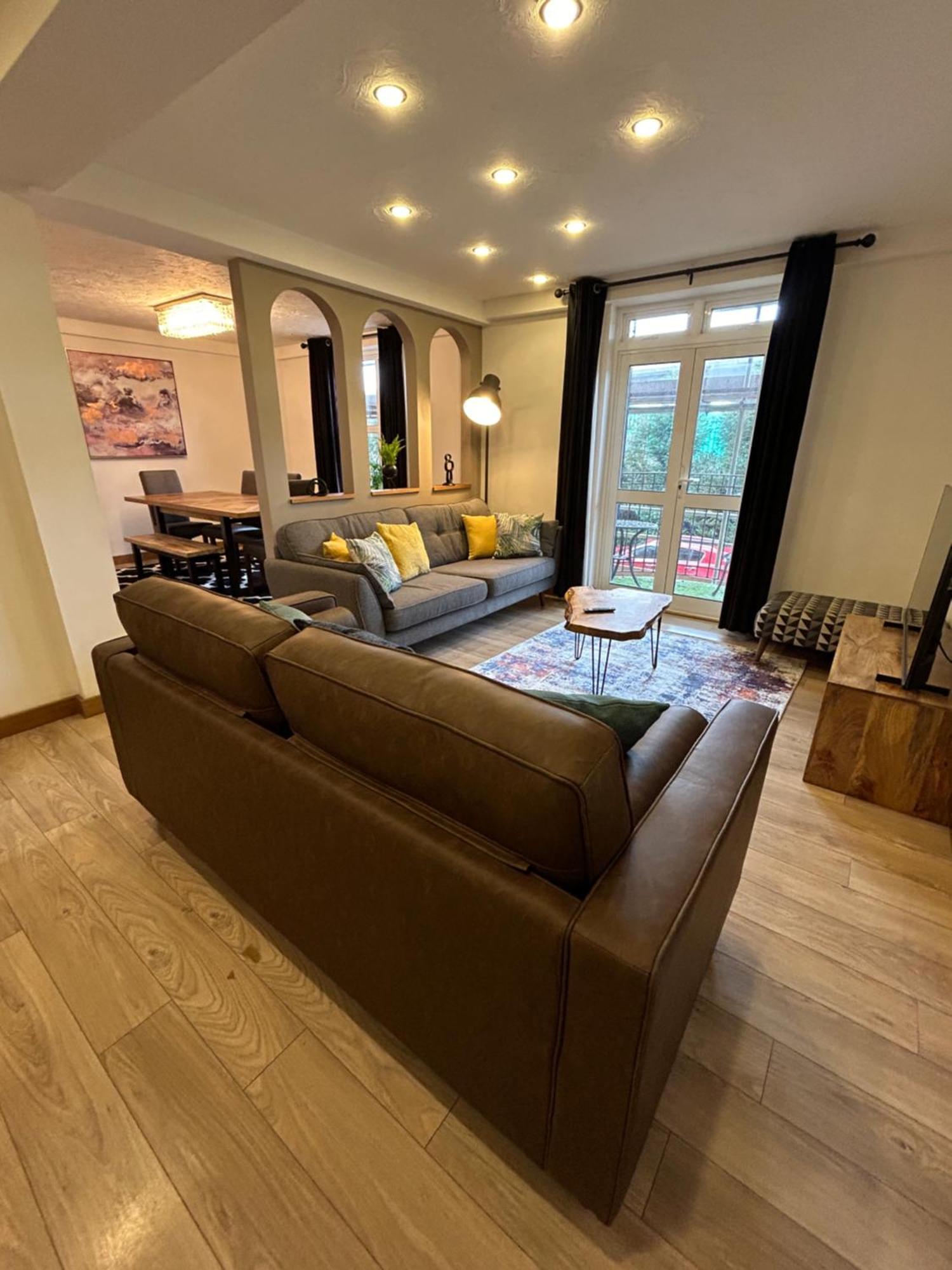 Spacious 3 Bedroom Close To Marina, 2 Parking Spaces, Kingsize Or Single Beds *