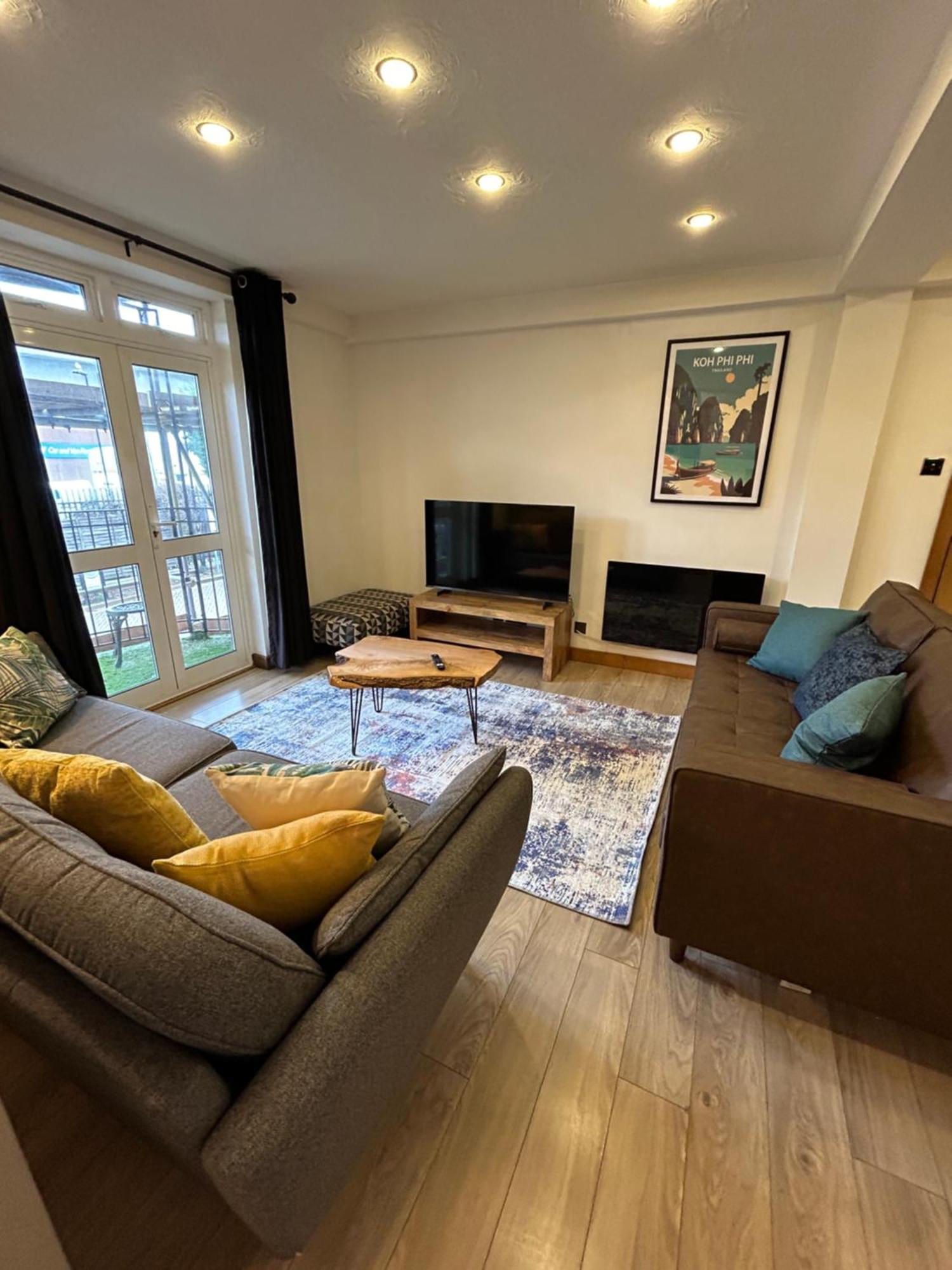 Spacious 3 Bedroom Close To Marina, 2 Parking Spaces, Kingsize Or Single Beds Apartment
