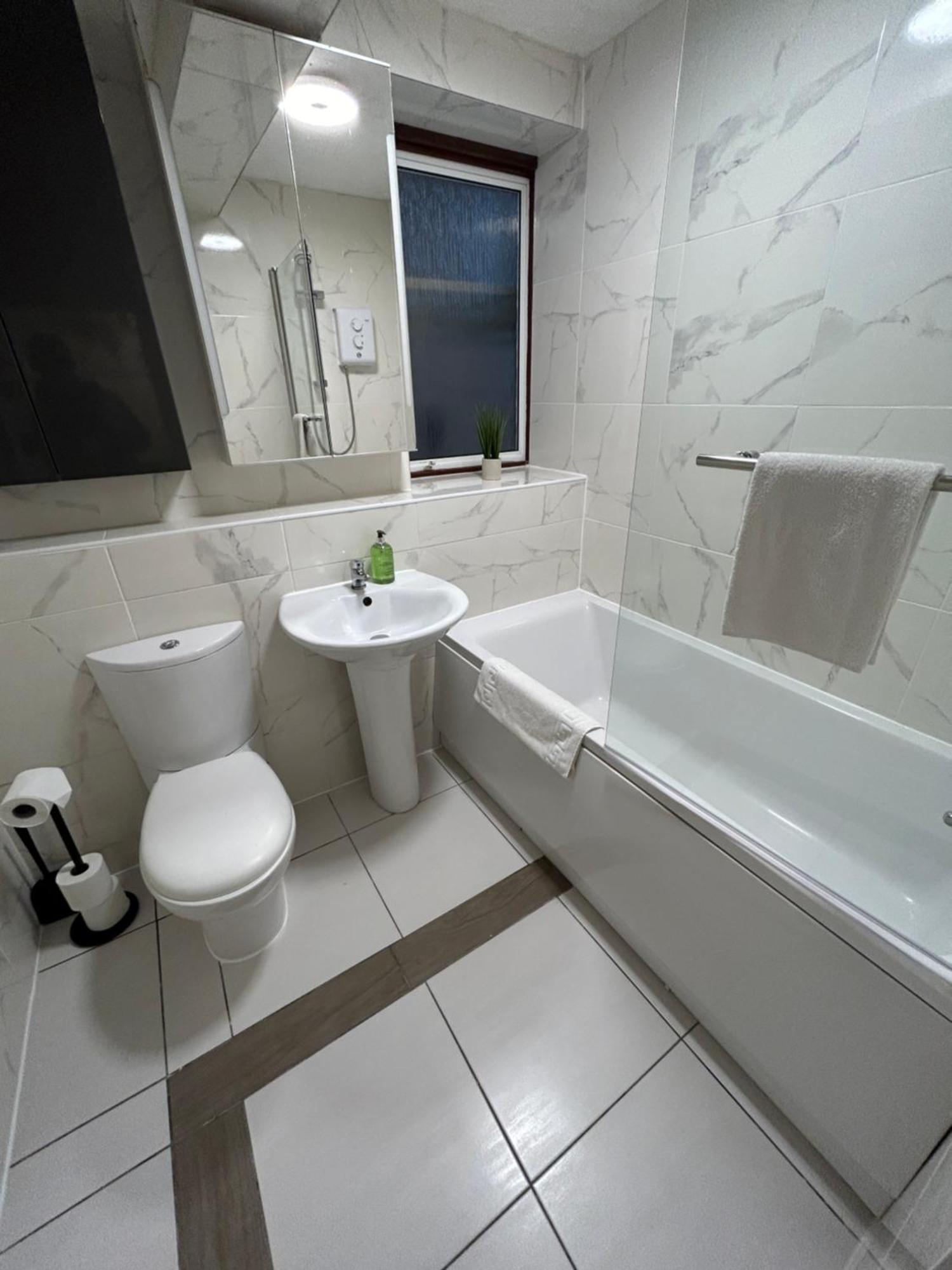 Apartment Spacious 3 Bedroom Close To Marina, 2 Parking Spaces, Kingsize Or Single Beds
