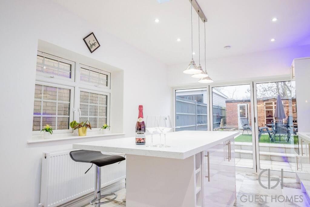 Host & - Broadland House *