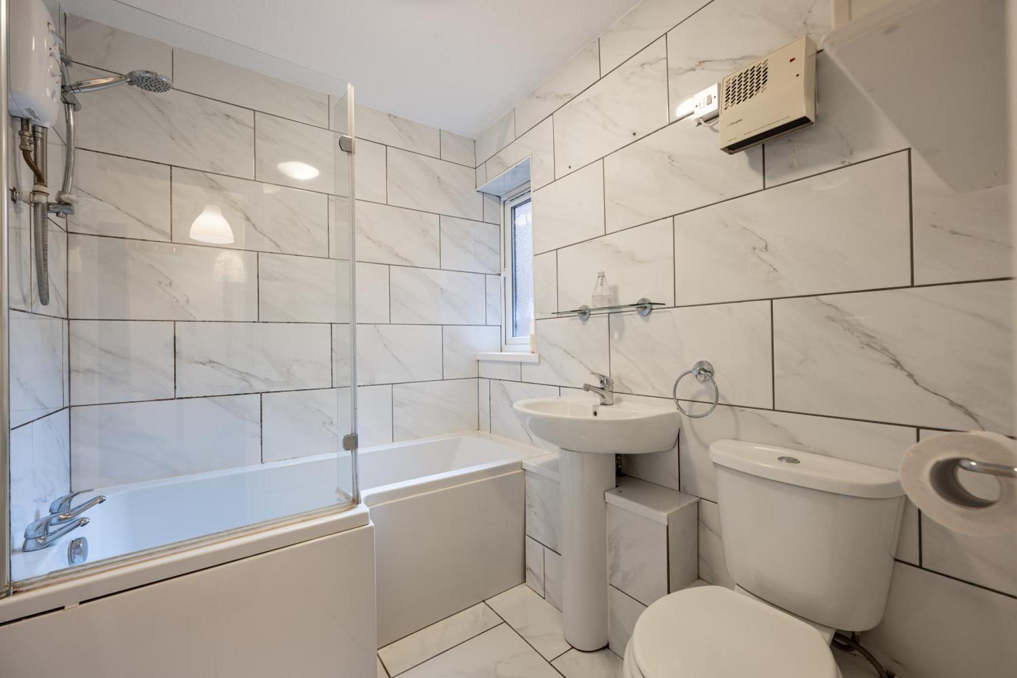 Newly Refurbished - Stylish Central Apt W/parking *