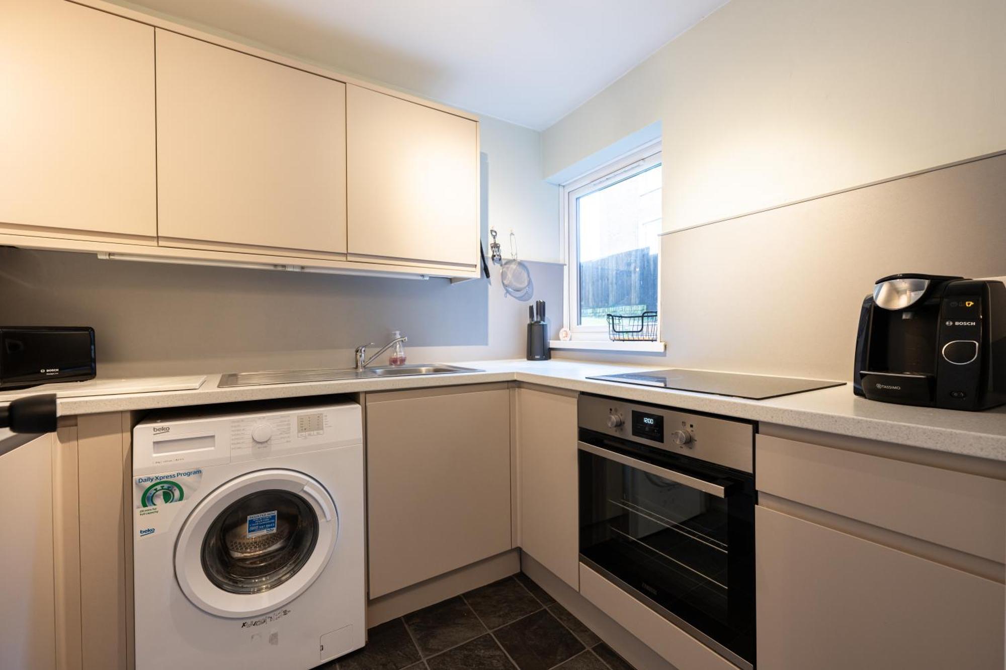 Newly Refurbished - Stylish Central Apt W/parking Apartment *