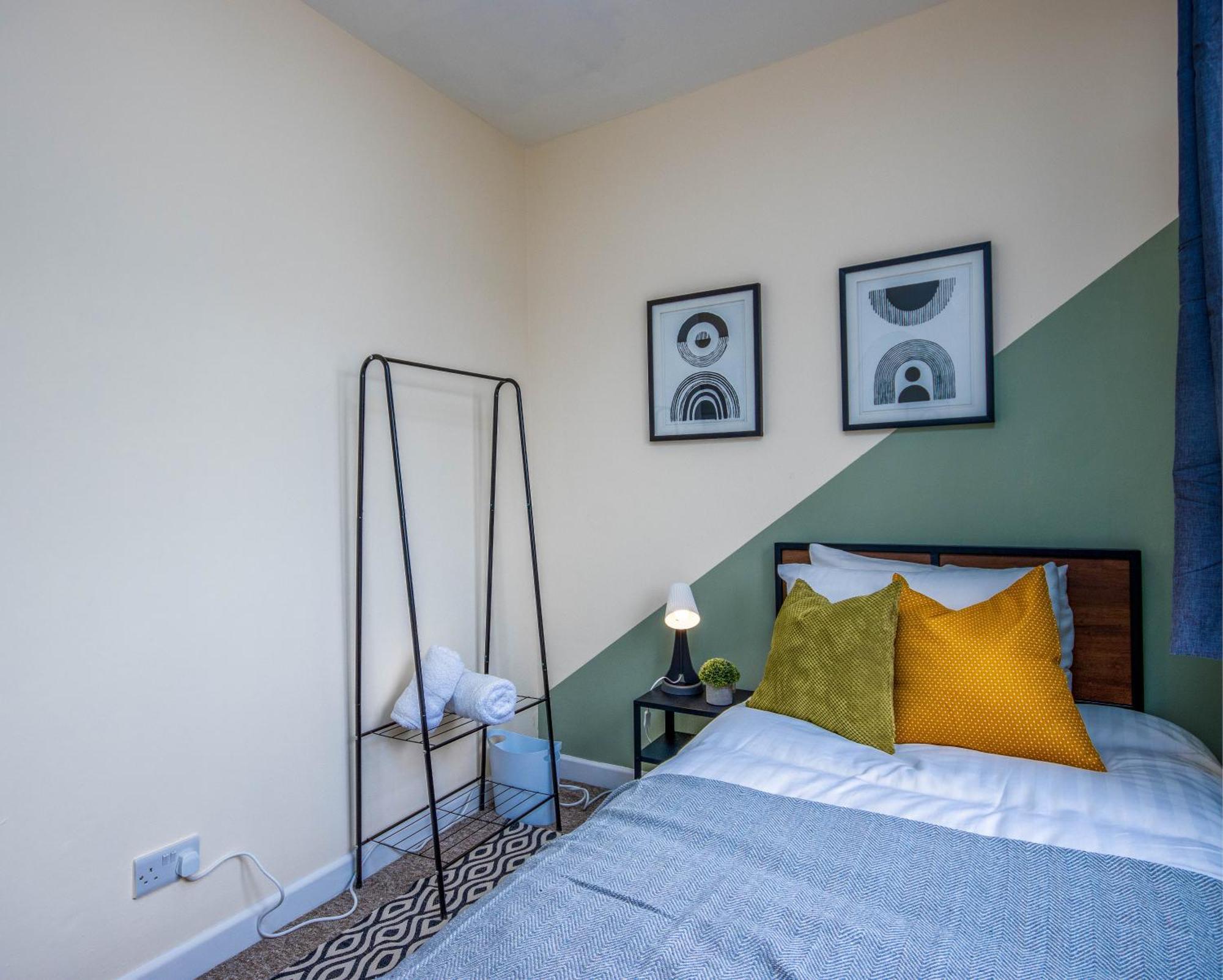 4 Bed House With Driveway Parking Holiday home Southampton