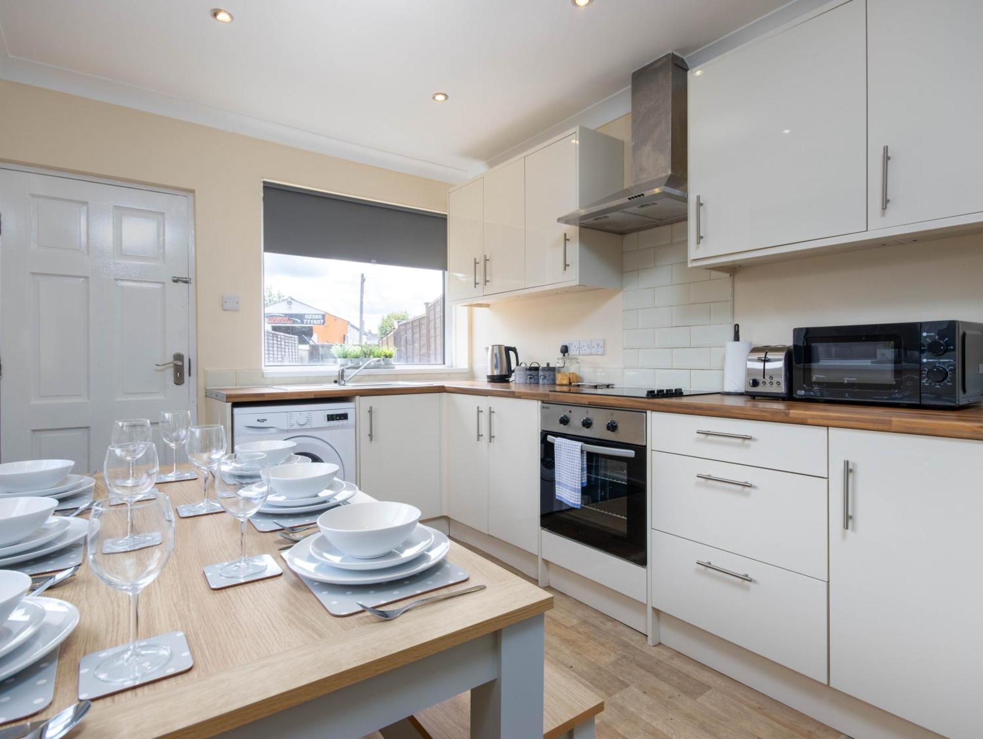 4 Bed House With Driveway Parking *