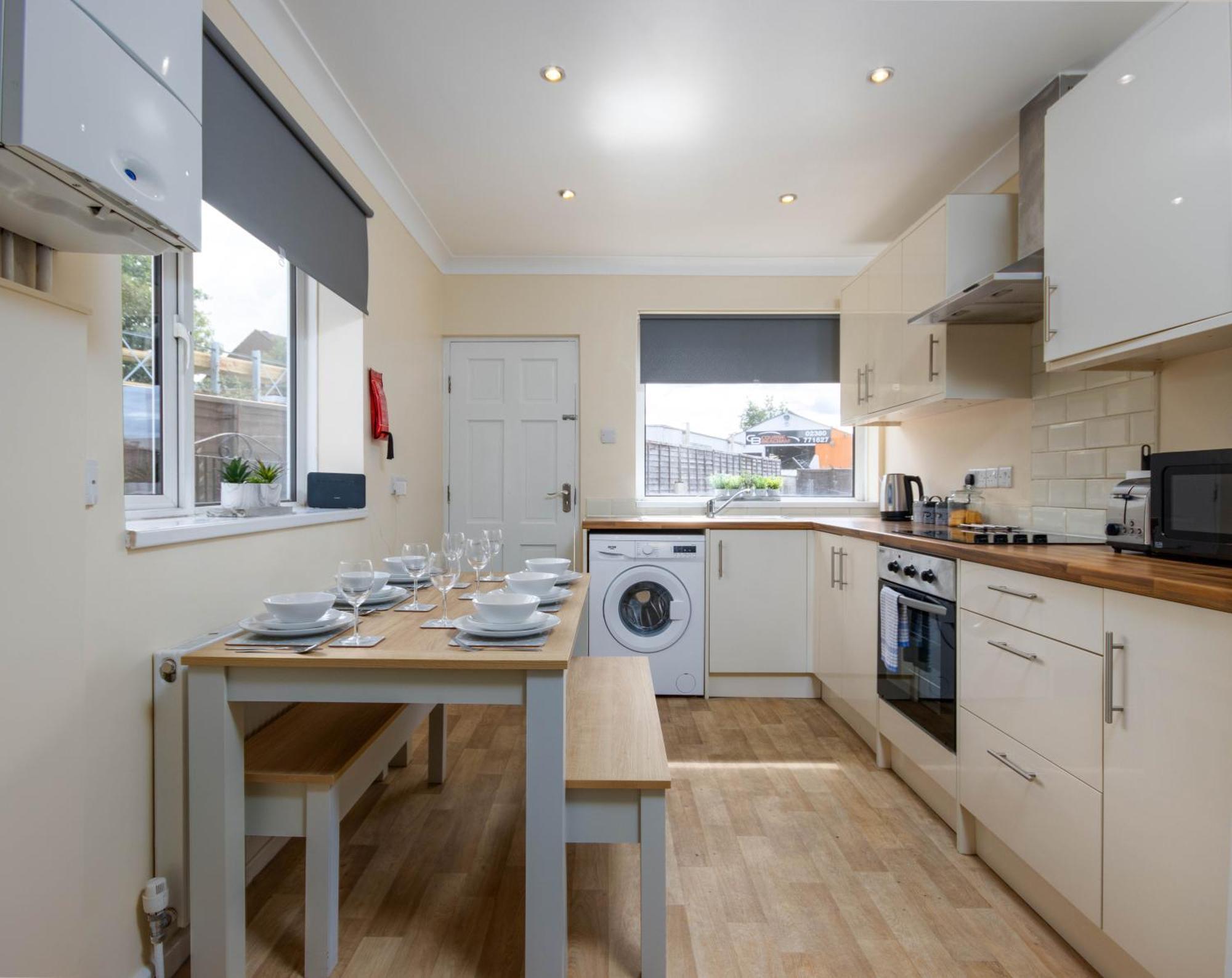 4 Bed House With Driveway Parking Holiday home *