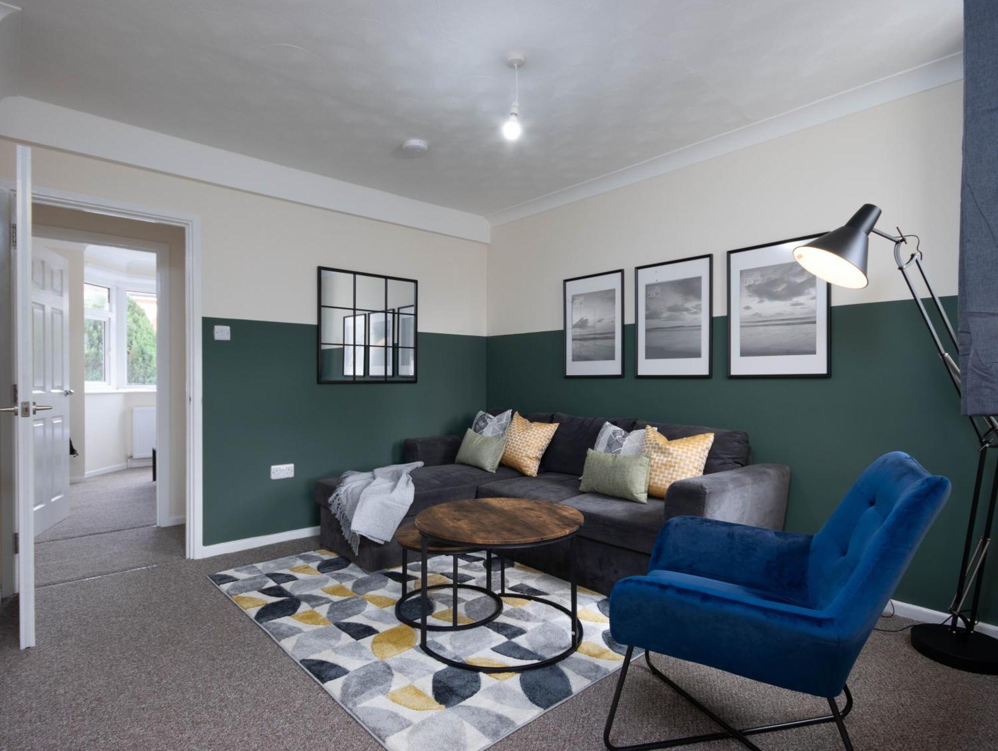 4 Bed House With Driveway Parking Holiday home *