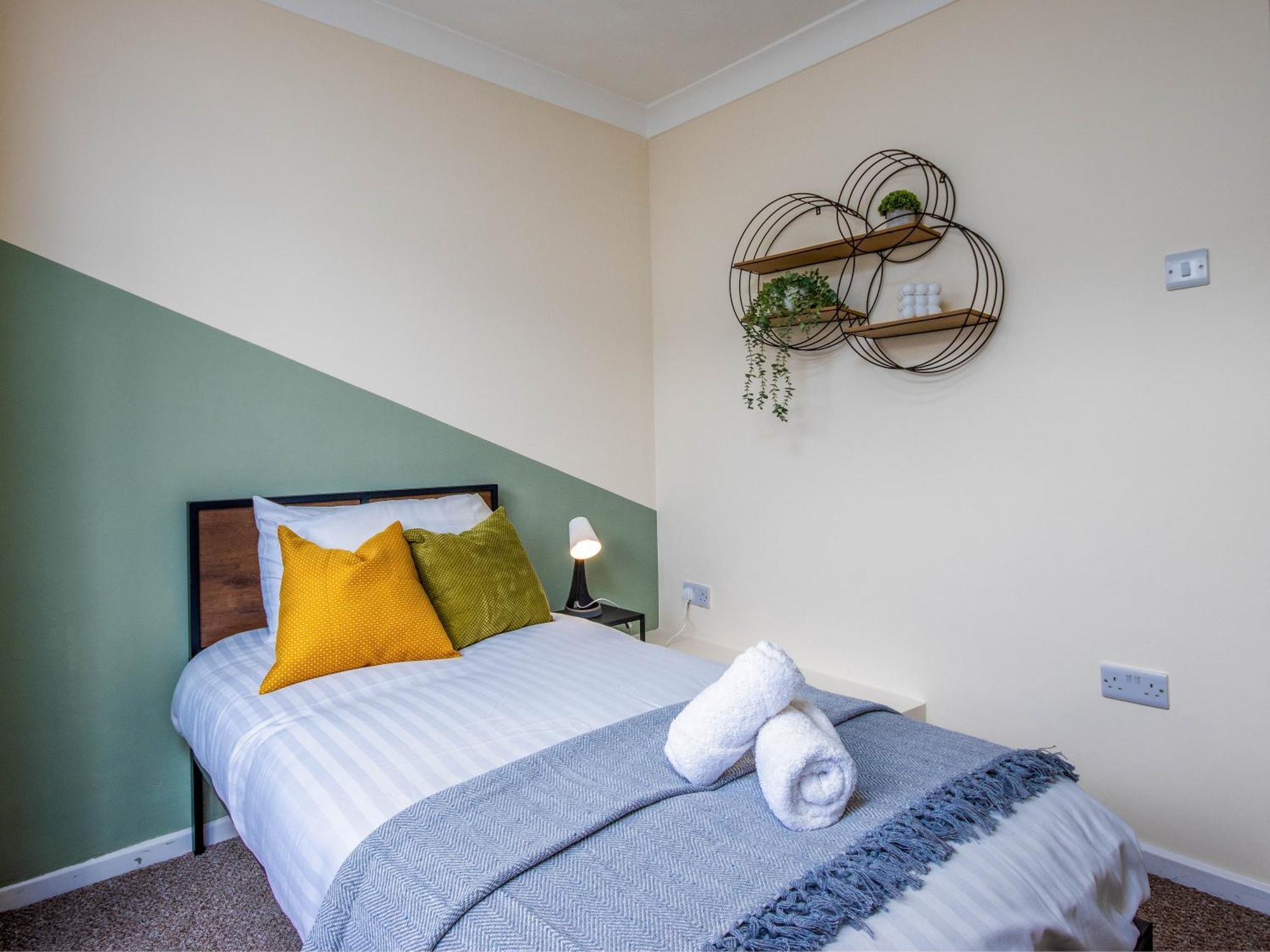 4 Bed House With Driveway Parking Holiday home Southampton