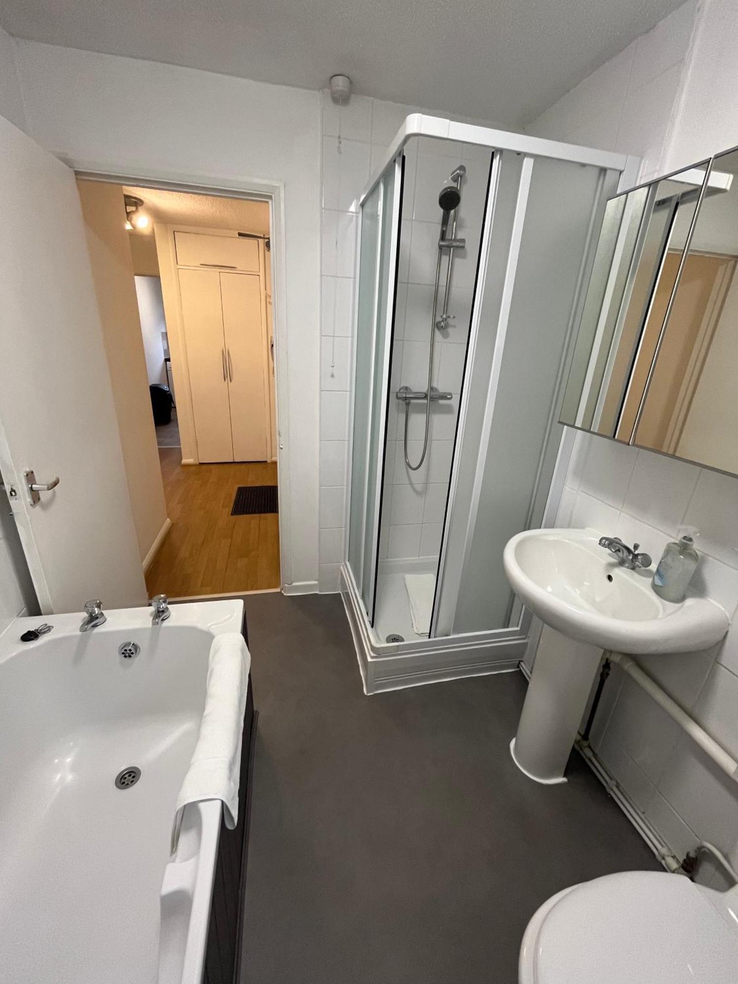 St Denys 2 Bedroom Flat, Convenient Location Next To Station, Great For Contractors Apartamento *
