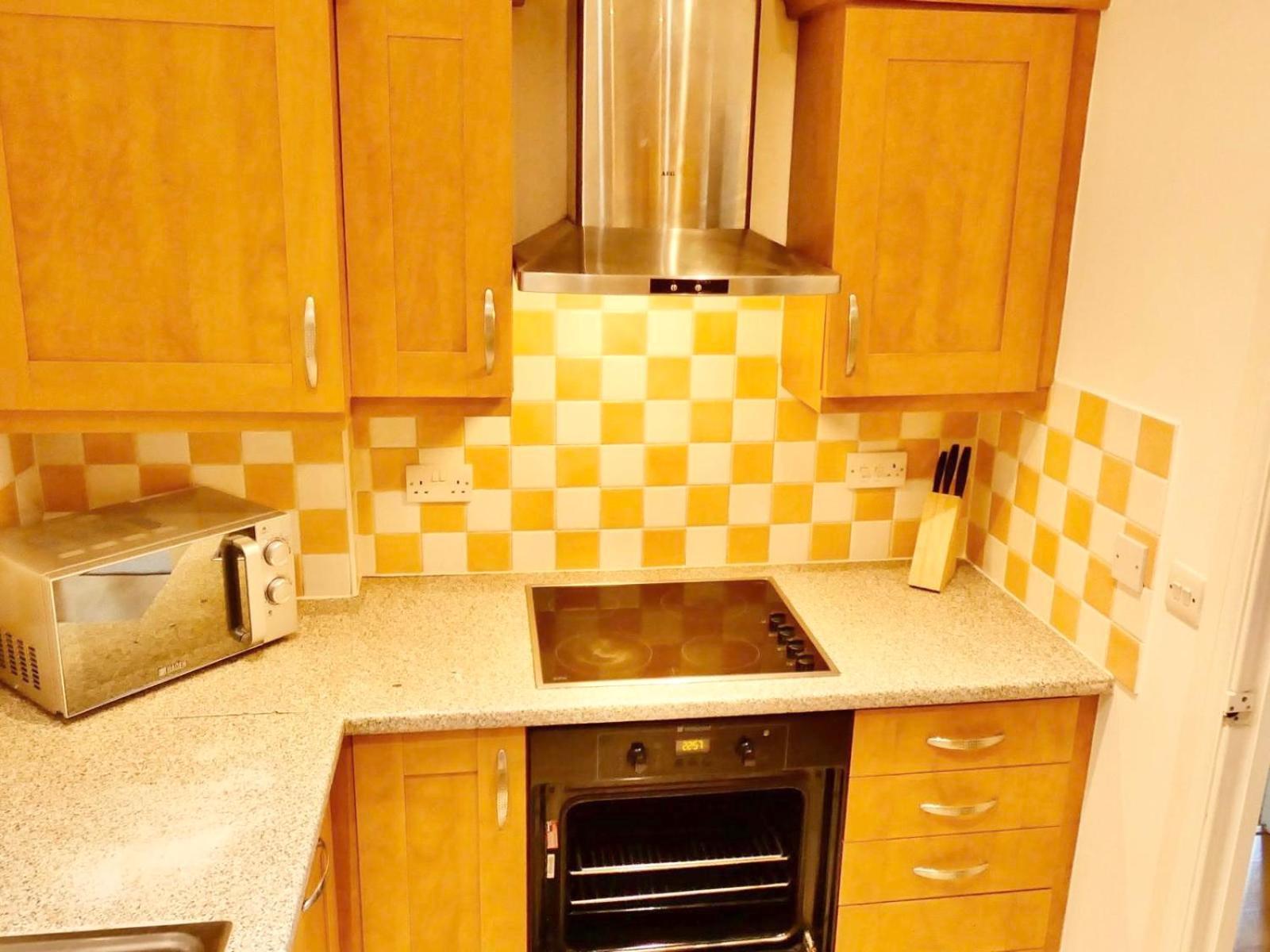 Apartment 4 Beds 2 Bath Close To Gen-hospital Free Parking