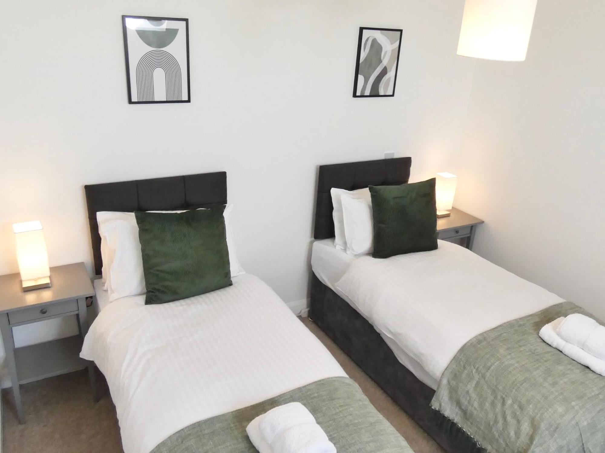 Apartment 4 Beds 2 Bath Close To Gen-hospital Free Parking *