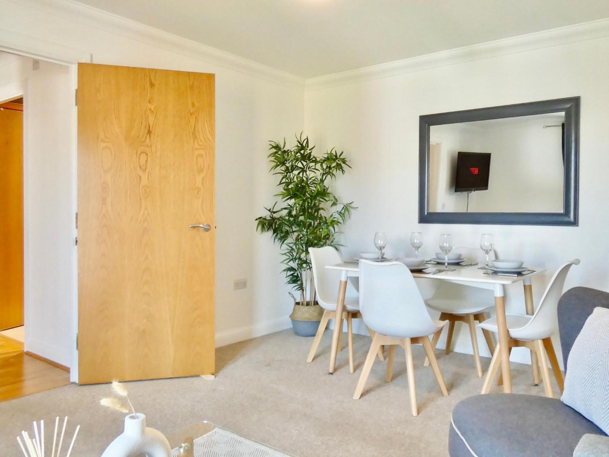 Apartment 4 Beds 2 Bath Close To Gen-hospital Free Parking Southampton