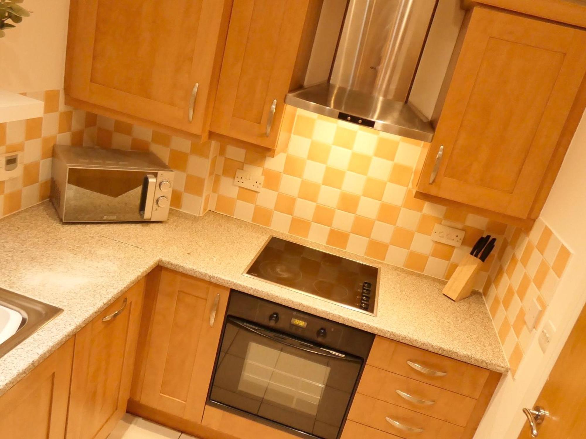 Apartment 4 Beds 2 Bath Close To Gen-hospital Free Parking