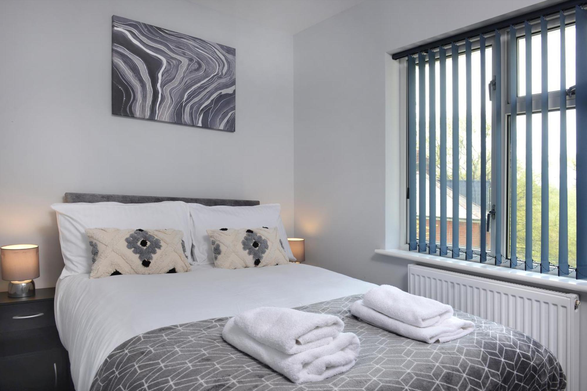 Bright 3-Bed Home Ideal Location & Free Parking Holiday home