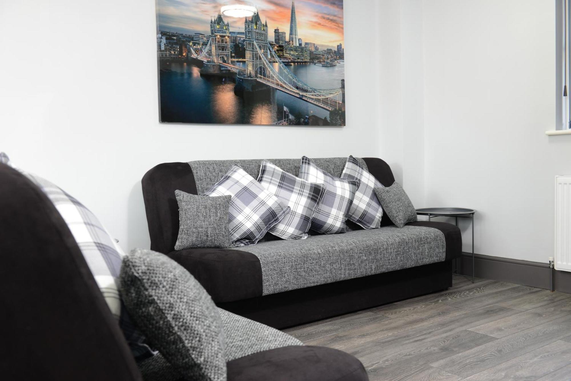 Bright 3-Bed Home Ideal Location & Free Parking