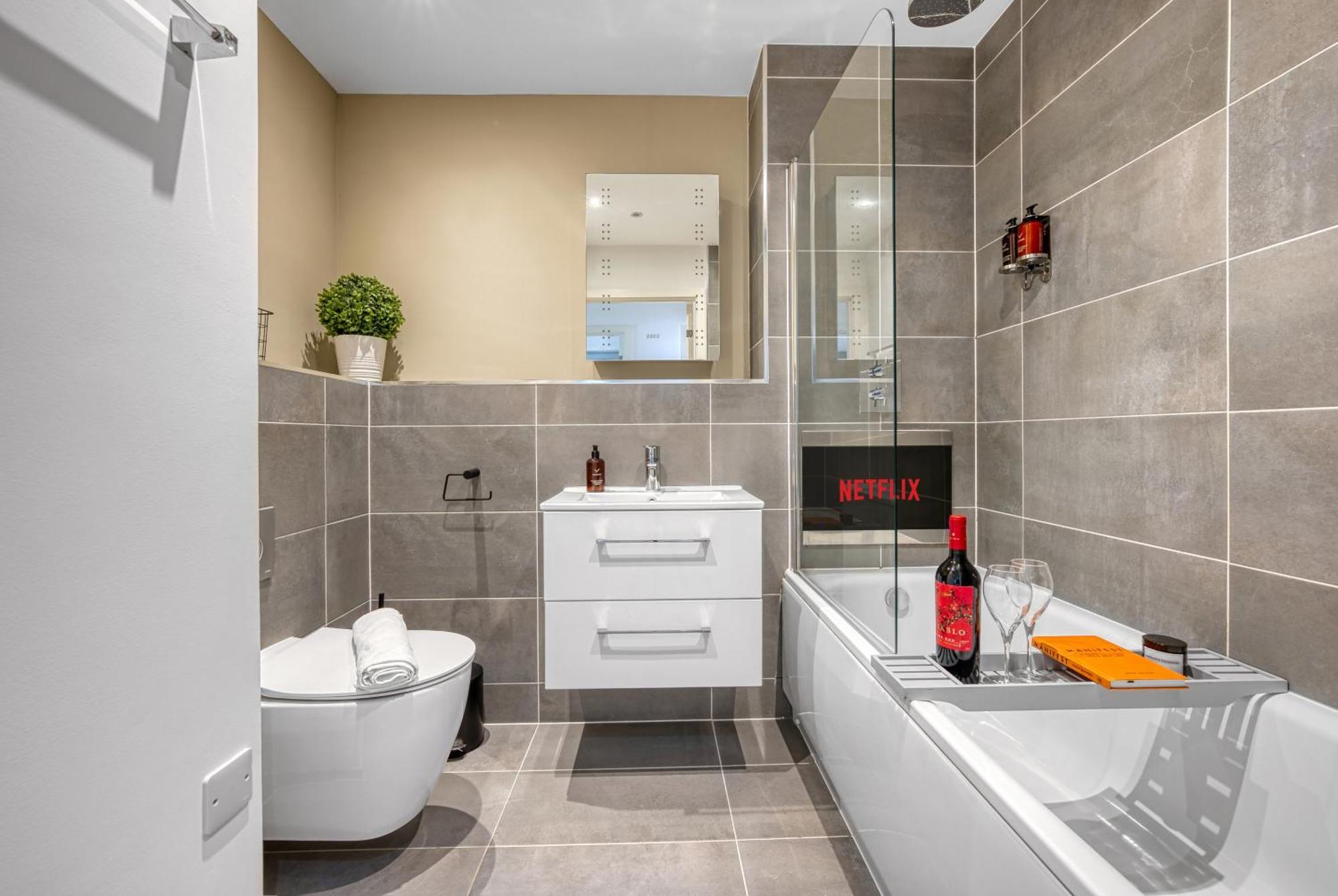 1 Bed Ocean Village Luxury Apartment, Stylish Cosy Location Southampton, Sleeps 4 - Easter Offer! - By Blue Puffin *