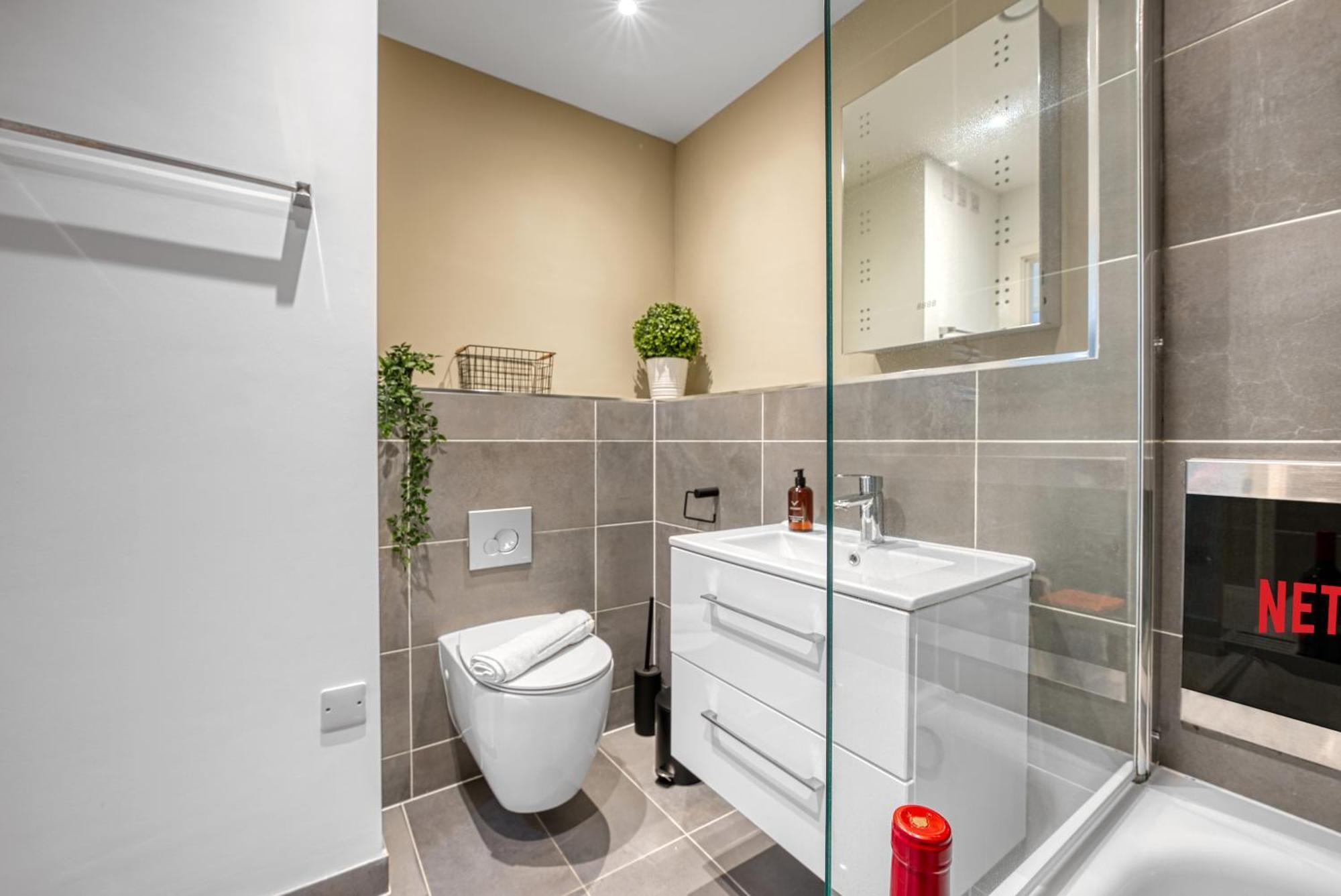 1 Bed Ocean Village Luxury Apartment, Stylish Cosy Location Southampton, Sleeps 4 - Easter Offer! - By Blue Puffin * Southampton