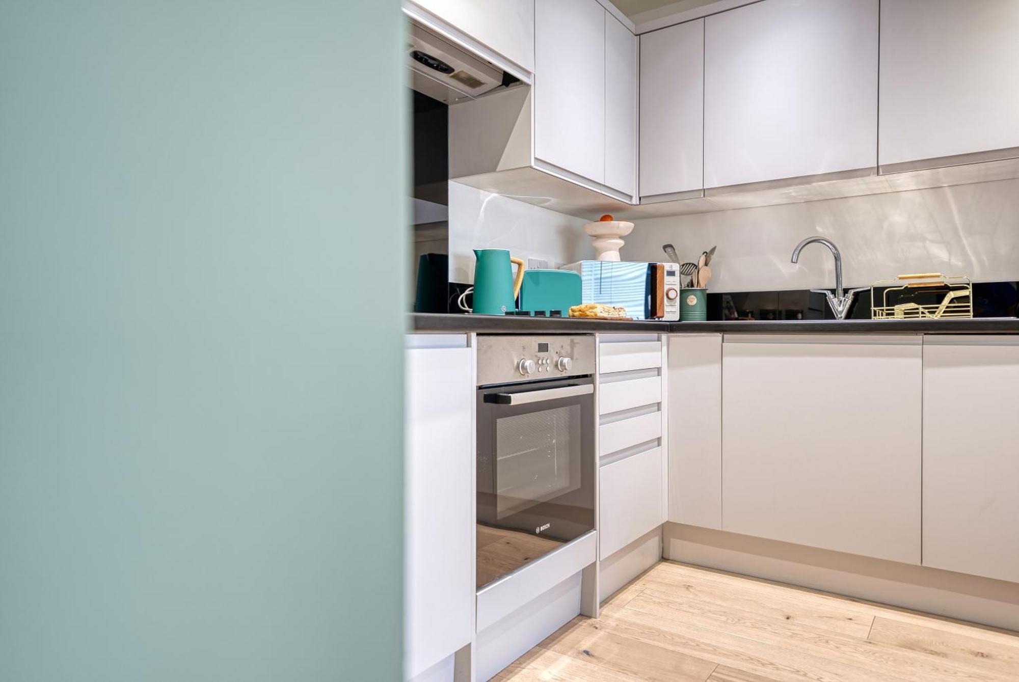 1 Bed Ocean Village Luxury Apartment, Stylish Cosy Location Southampton, Sleeps 4 - Easter Offer! - By Blue Puffin *