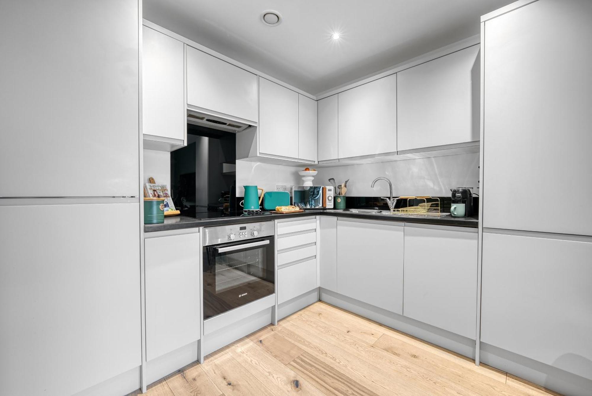 1 Bed Ocean Village Luxury Apartment, Stylish Cosy Location Southampton, Sleeps 4 - Easter Offer! - By Blue Puffin *