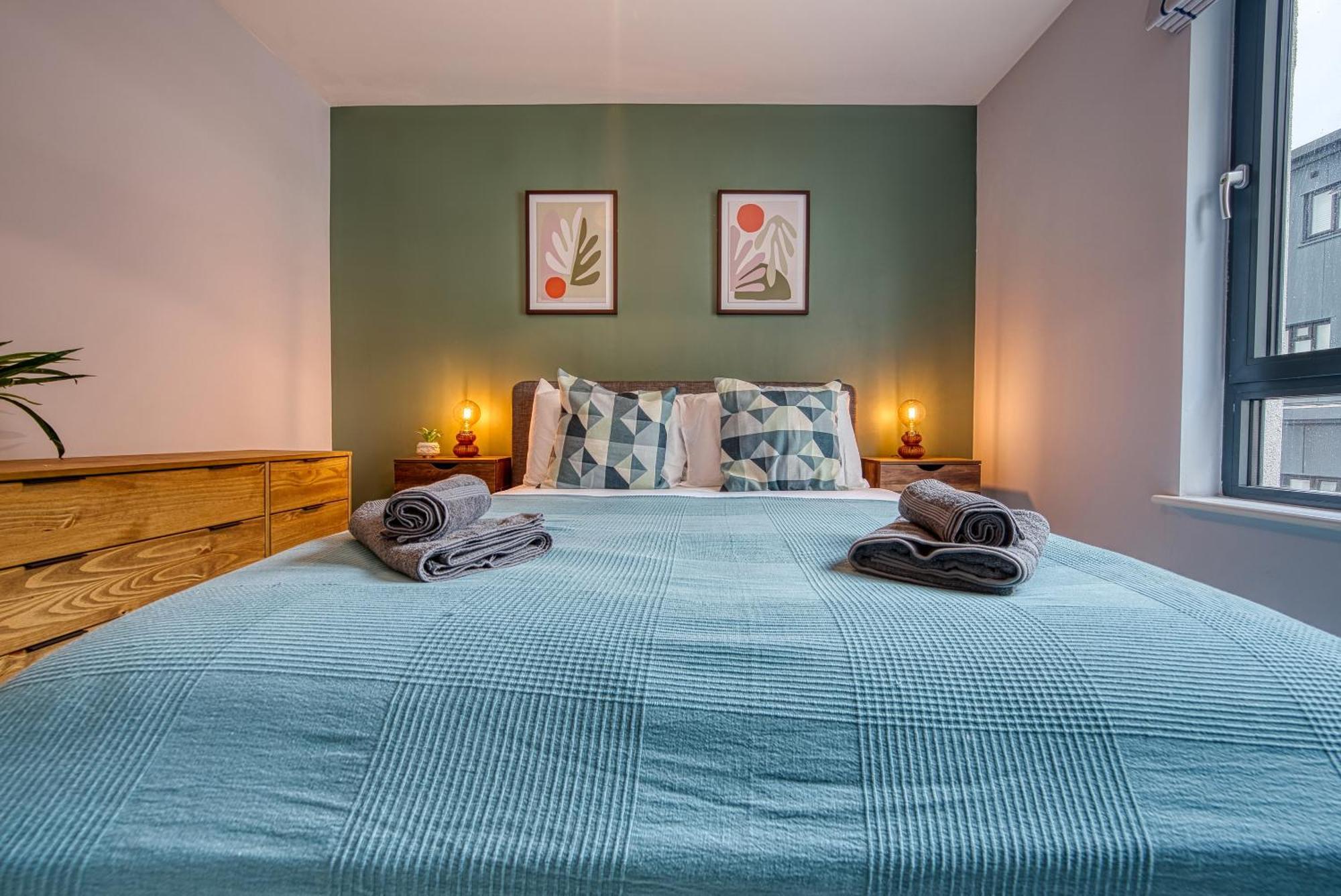 Blue Puffin Stays: Stylish 2-bed In Ocean Village Apartment