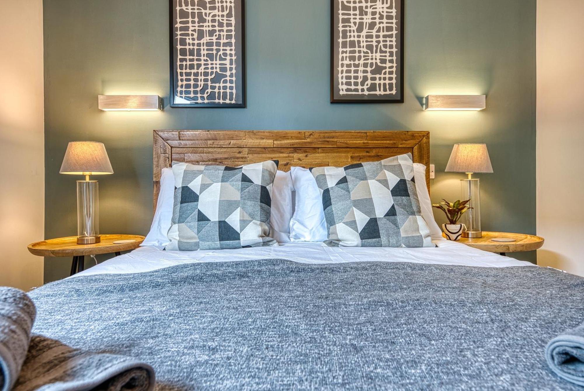 Blue Puffin Stays: Stylish 2-bed In Ocean Village Apartment *