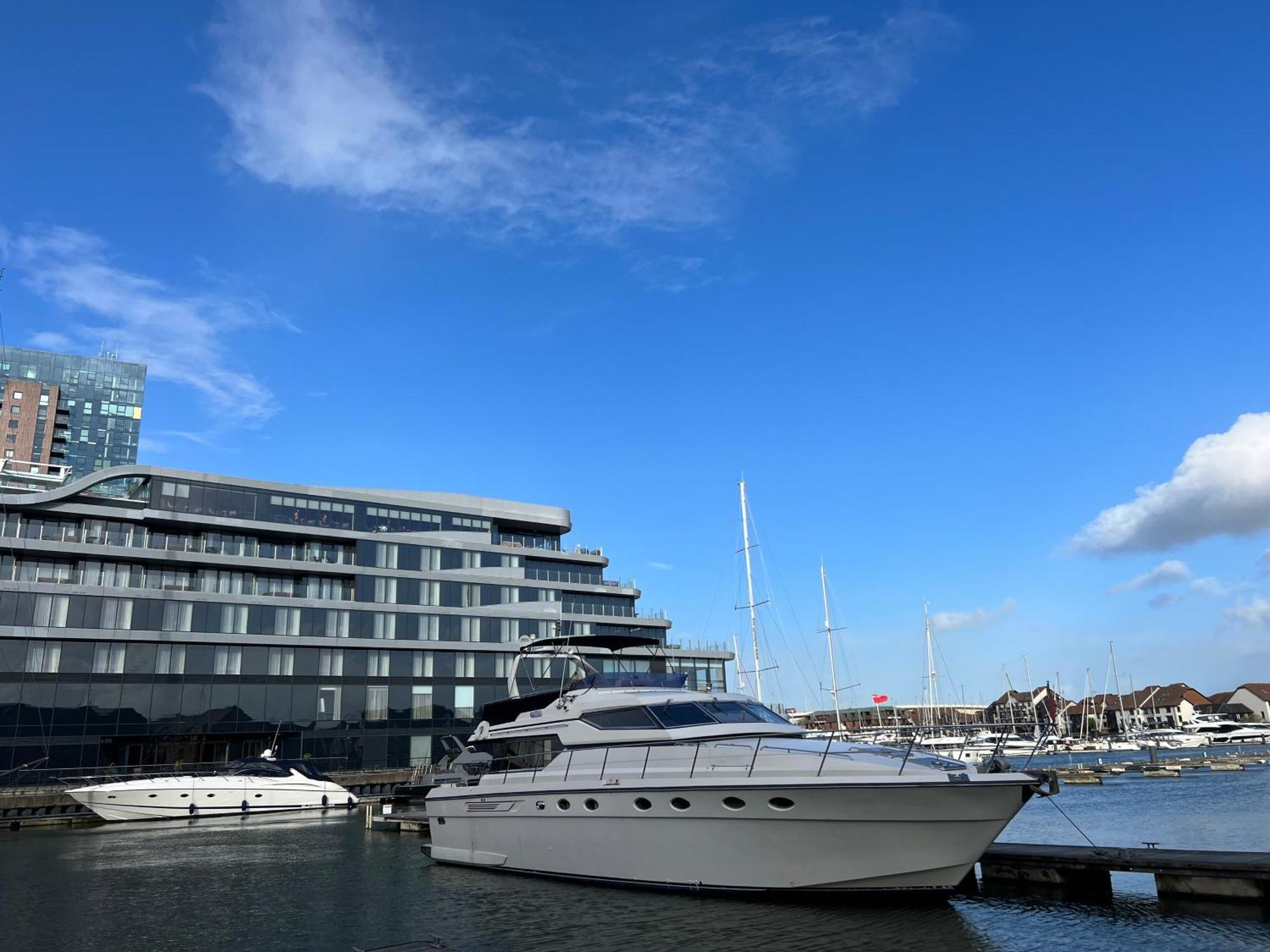 Marina Superyacht: Luxury Harbor Botel