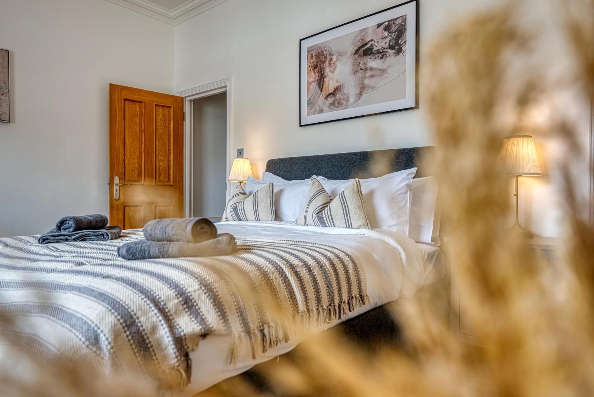 Apartment 2-br Stunning Apt, Sleeps 6, Near Ocean Village - Work Contractors And Easter Special Offer!! - By Blue Puffin *