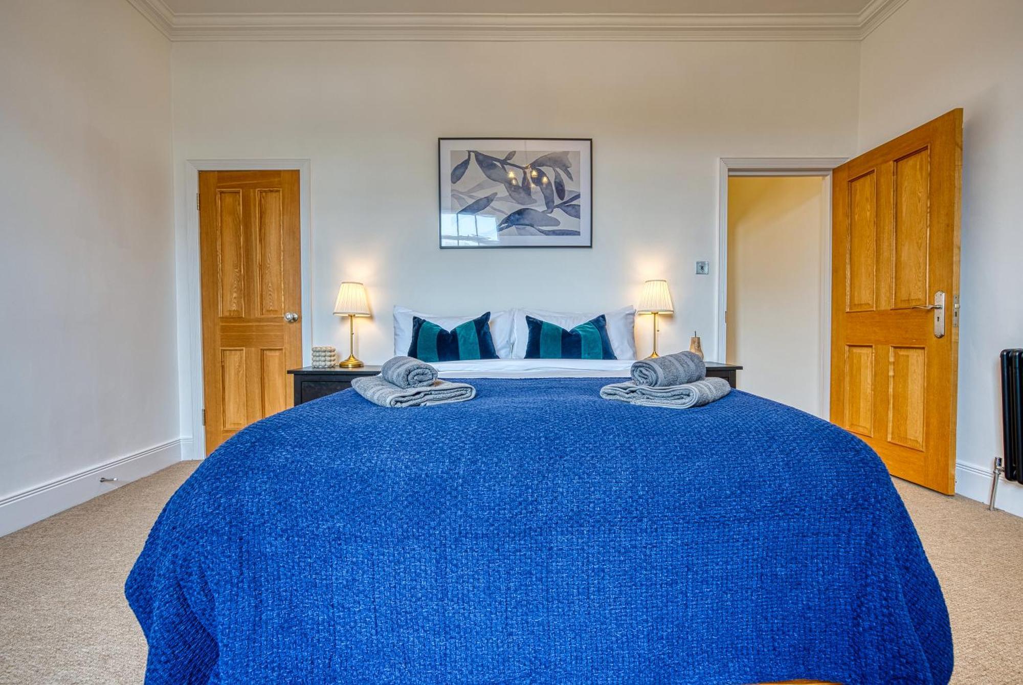 Apartment 2-br Stunning Apt, Sleeps 6, Near Ocean Village - Work Contractors And Easter Special Offer!! - By Blue Puffin *