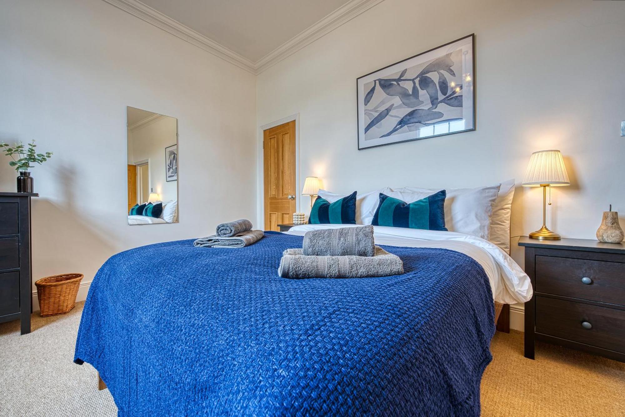 Apartment 2-br Stunning Apt, Sleeps 6, Near Ocean Village - Work Contractors And Easter Special Offer!! - By Blue Puffin