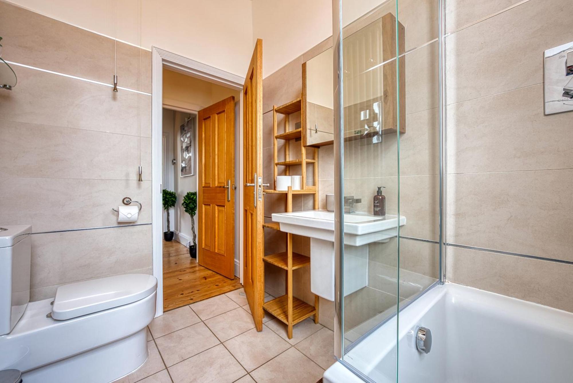 2-br Stunning Apt, Sleeps 6, Near Ocean Village - Work Contractors And Easter Special Offer!! - By Blue Puffin *
