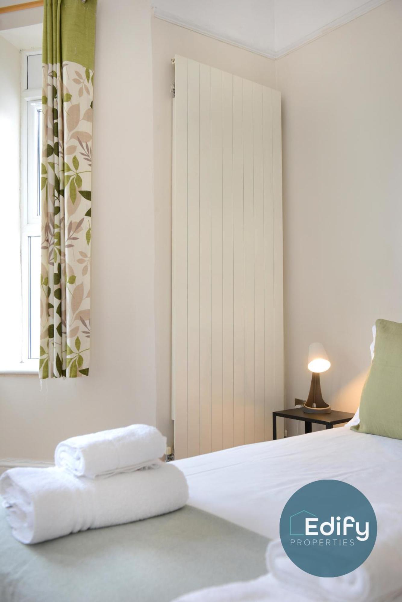 Spacious Flat In Centre With Garden