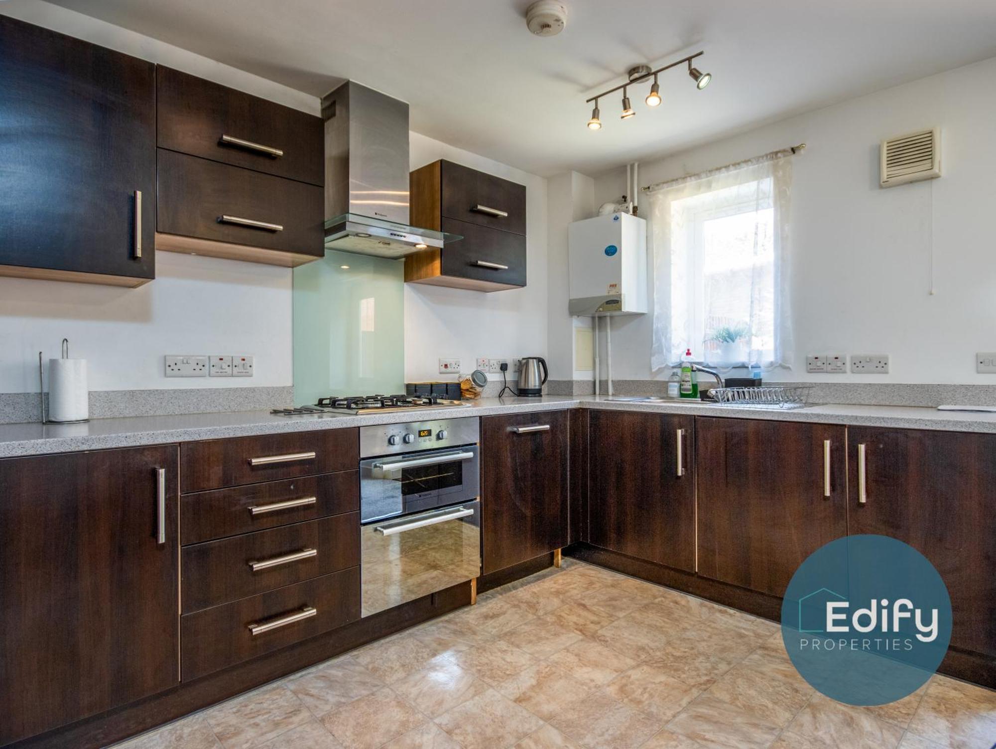 Centre, Sleeps 8, Free Parking Holiday home