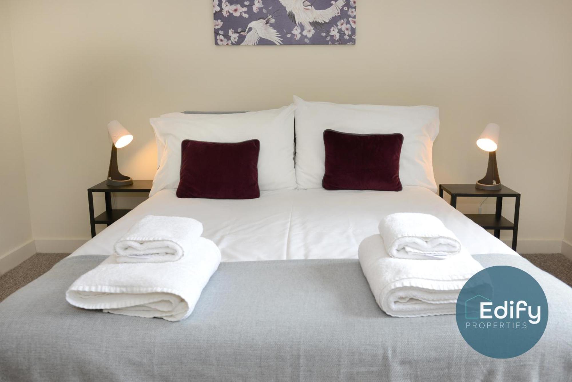 Centre, Sleeps 8, Free Parking Holiday home