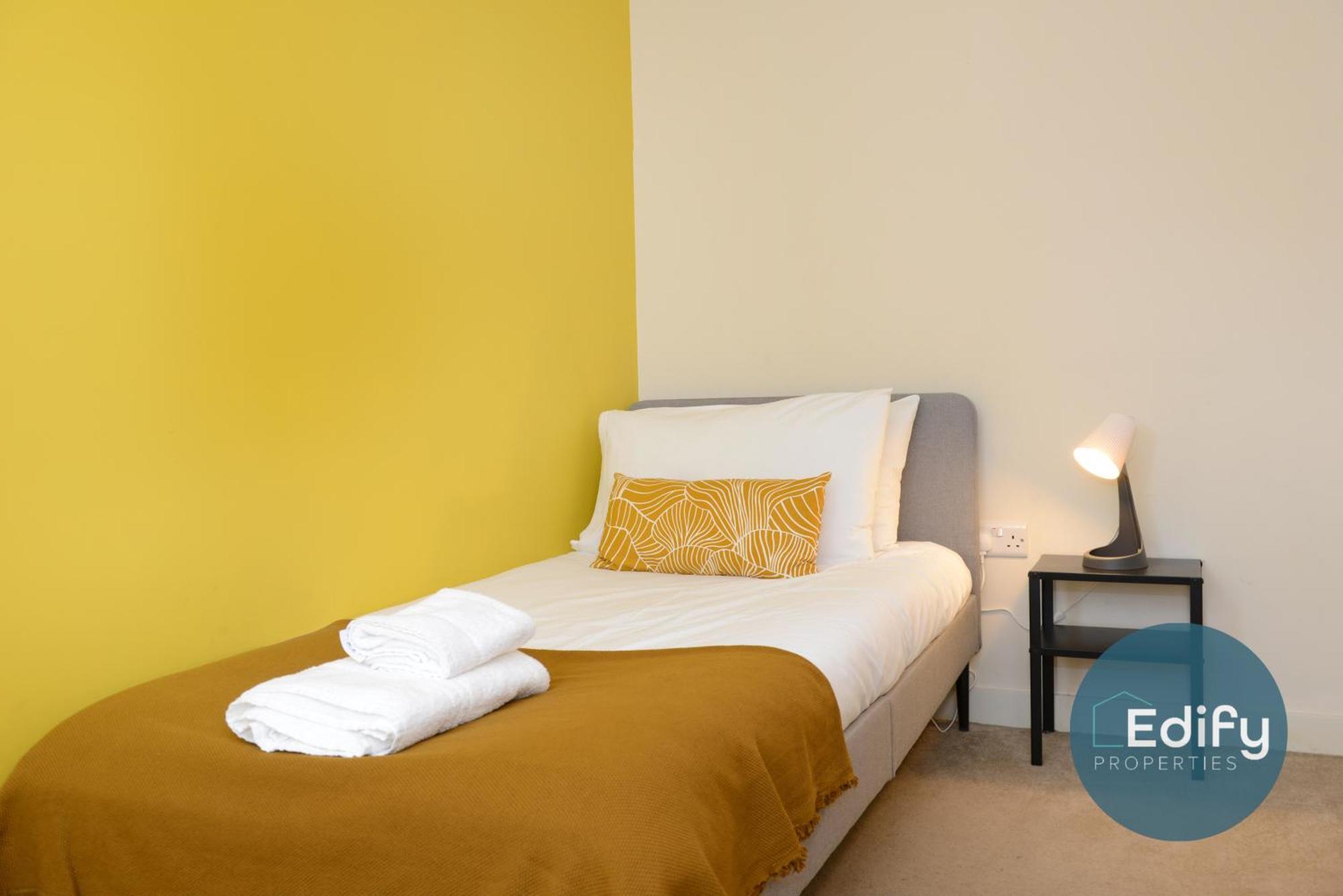 Centre, Sleeps 8, Free Parking Holiday home Southampton