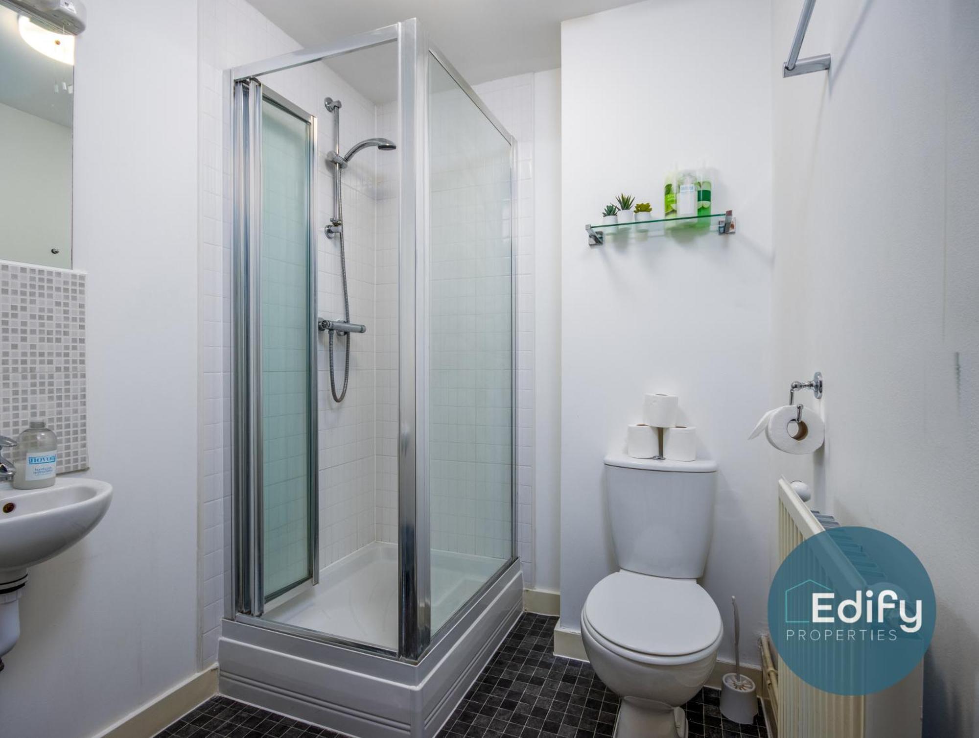 Centre Townhouse, Sleeps 8, Free Parking