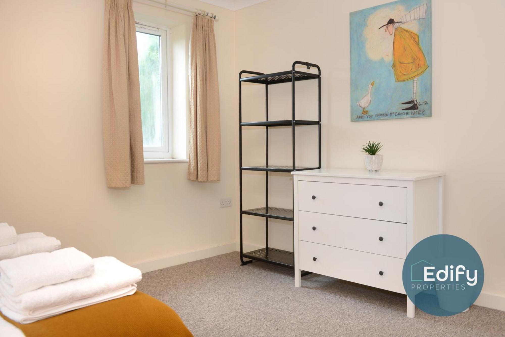 Centre Townhouse, Sleeps 8, Free Parking Holiday home
