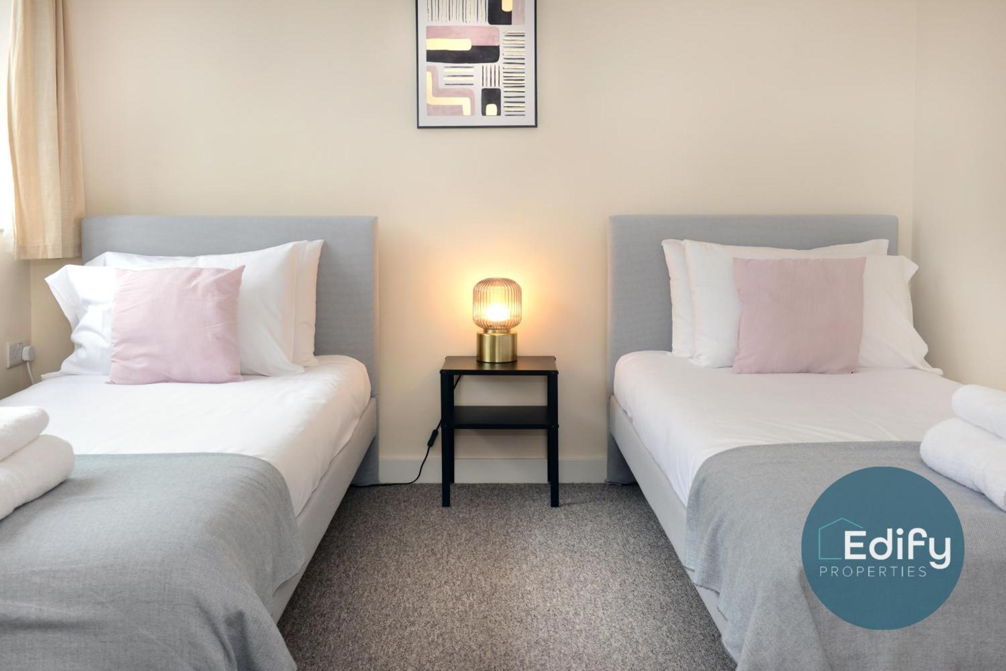 Centre Townhouse, Sleeps 8, Free Parking