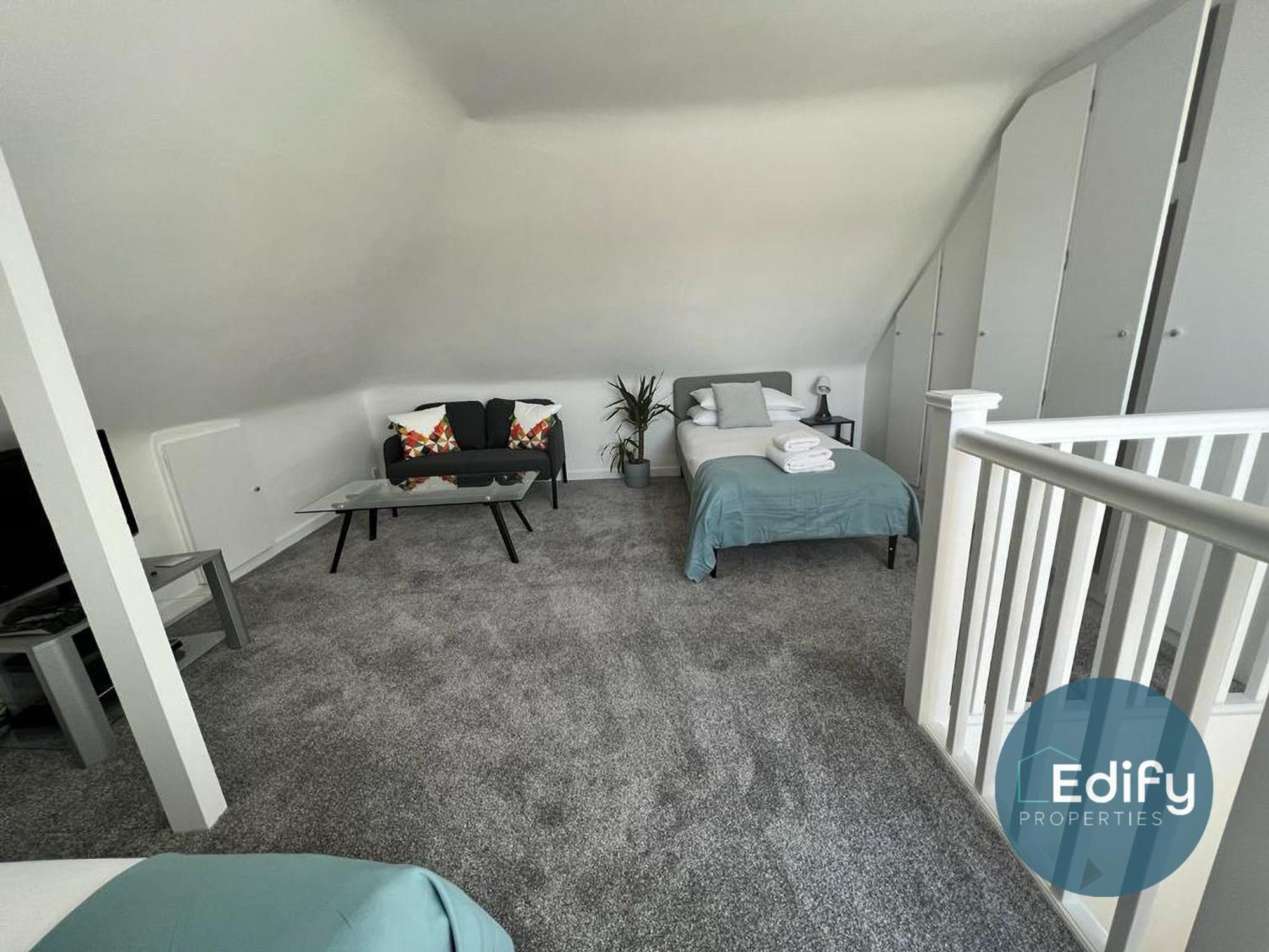 2 Bedroom Flat Free Parking Great Location Southampton