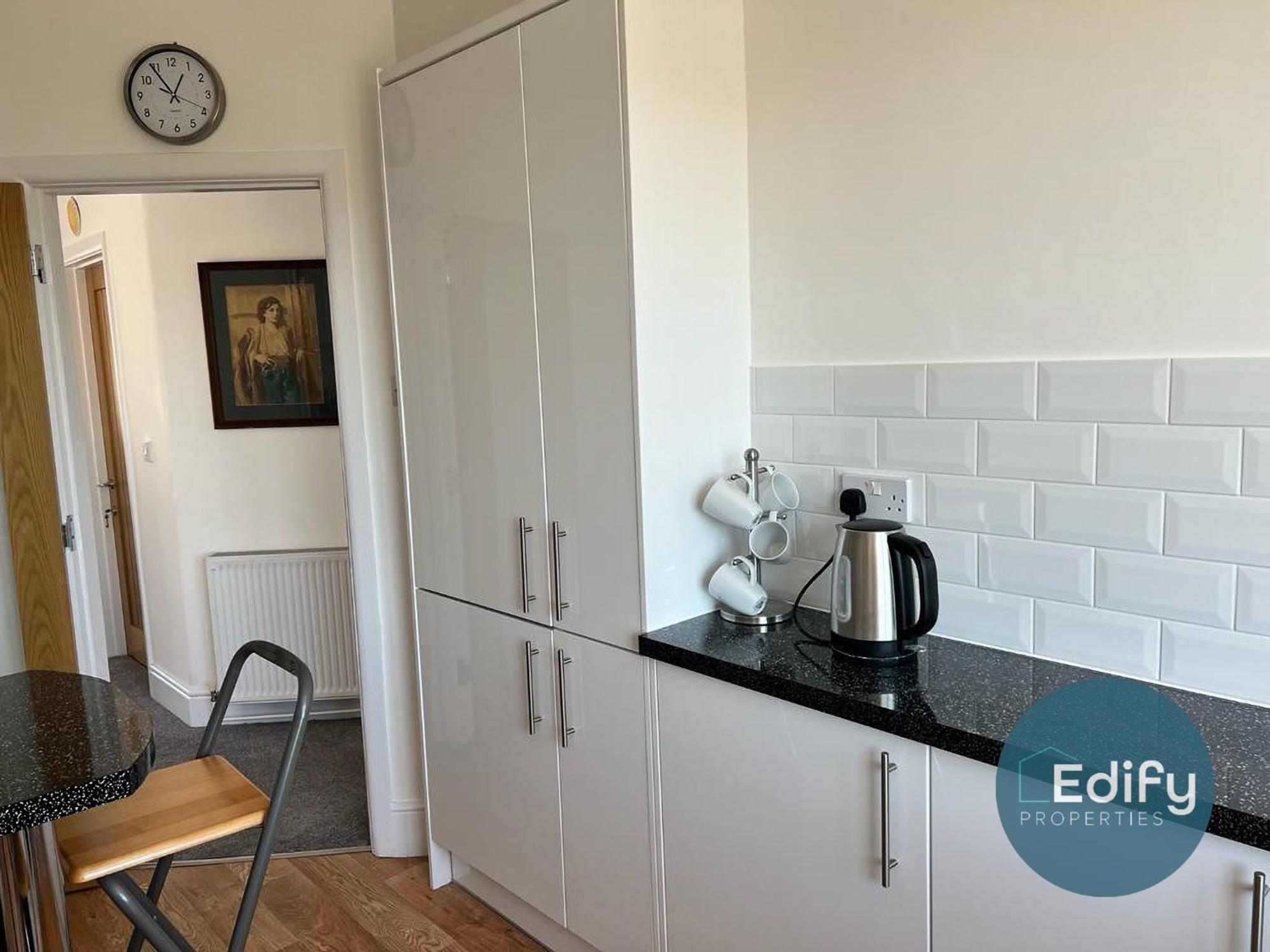 2 Bedroom Flat Free Parking Great Location Apartment