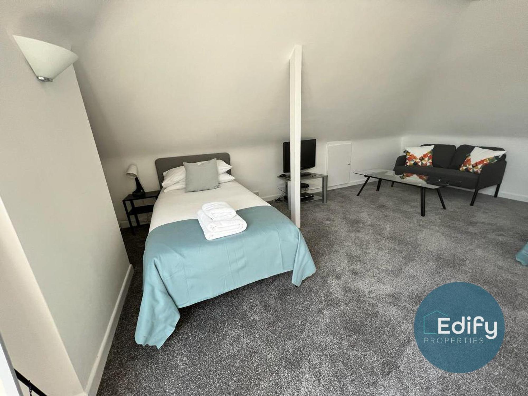 2 Bedroom Flat Free Parking Great Location *
