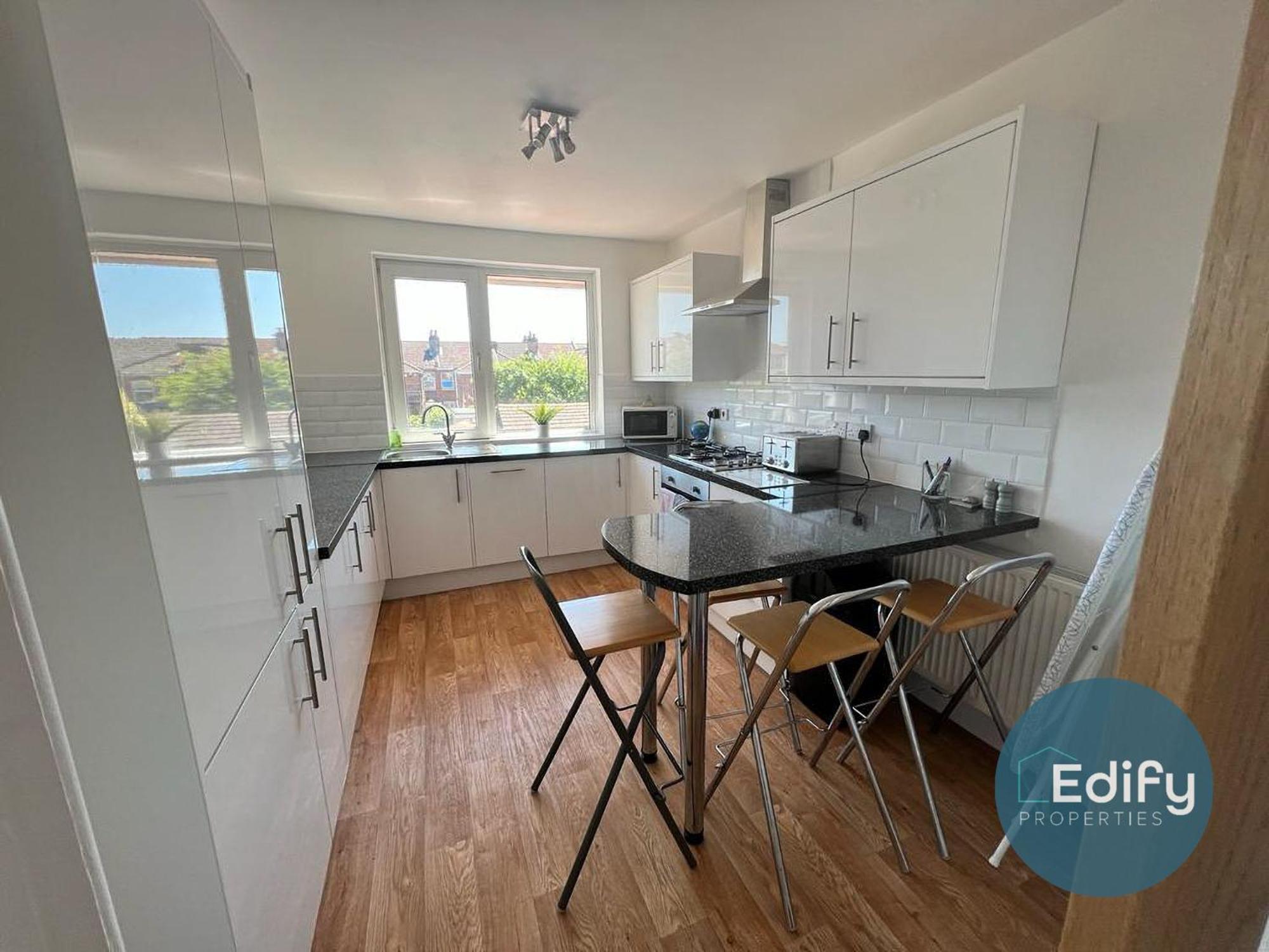 2 Bedroom Flat Free Parking Great Location
