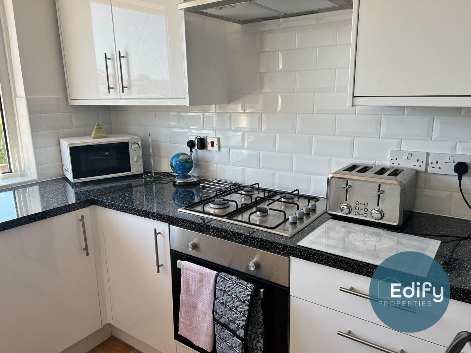 2 Bedroom Flat Free Parking Great Location Apartment *