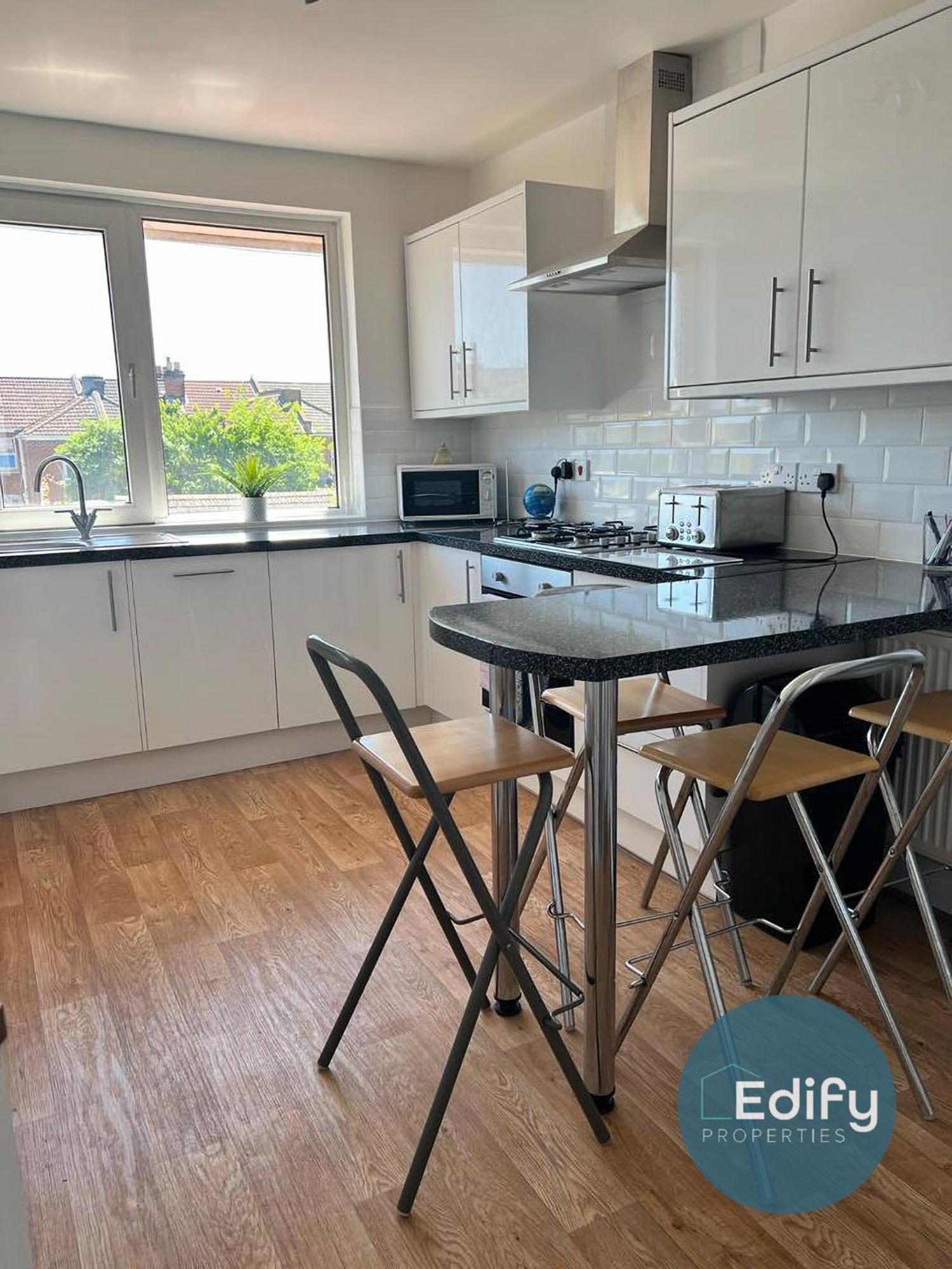 2 Bedroom Flat Free Parking Great Location * Southampton