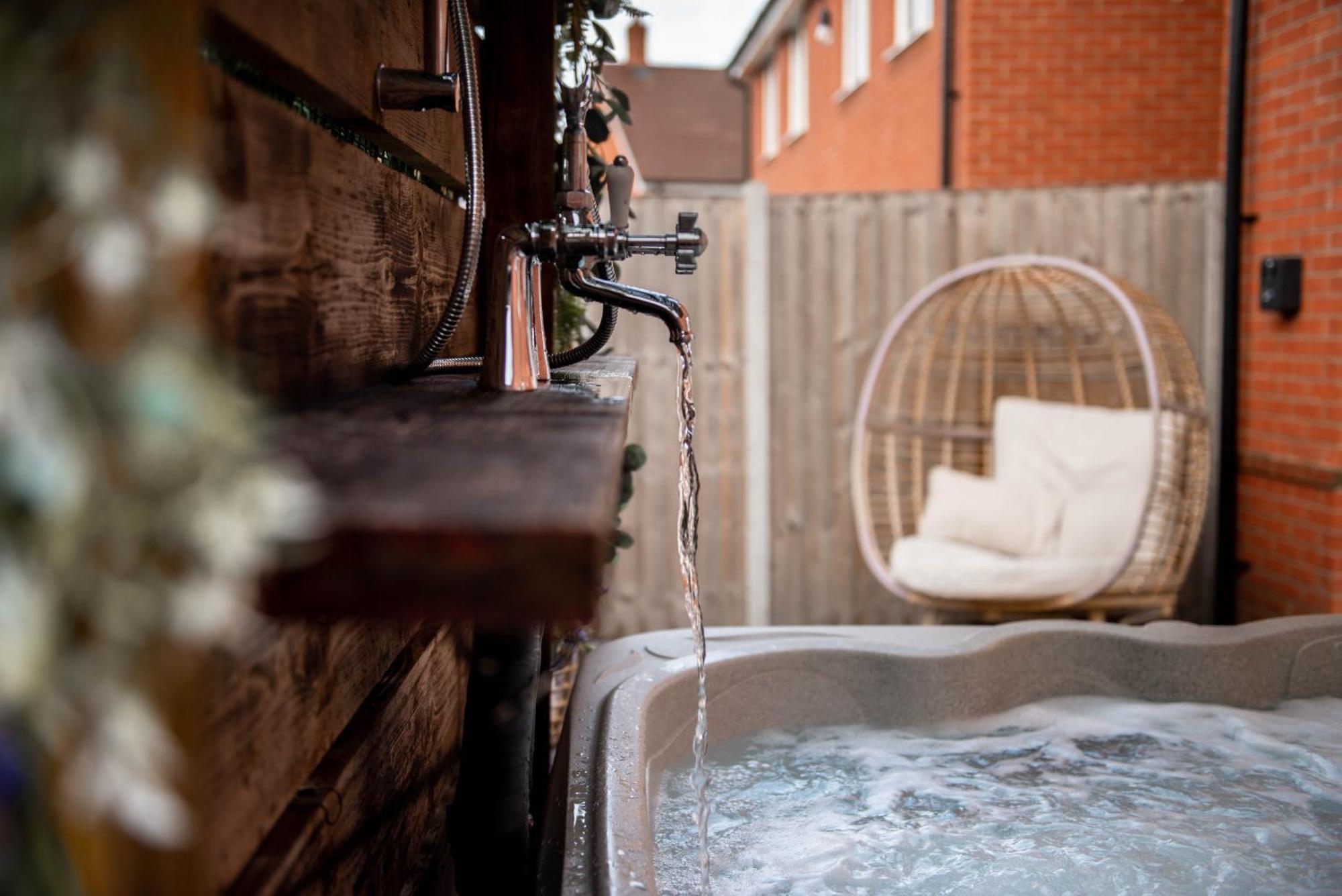 Spacious & Stylish 4-bed House With Hot Tub In Prime Location Apartment *