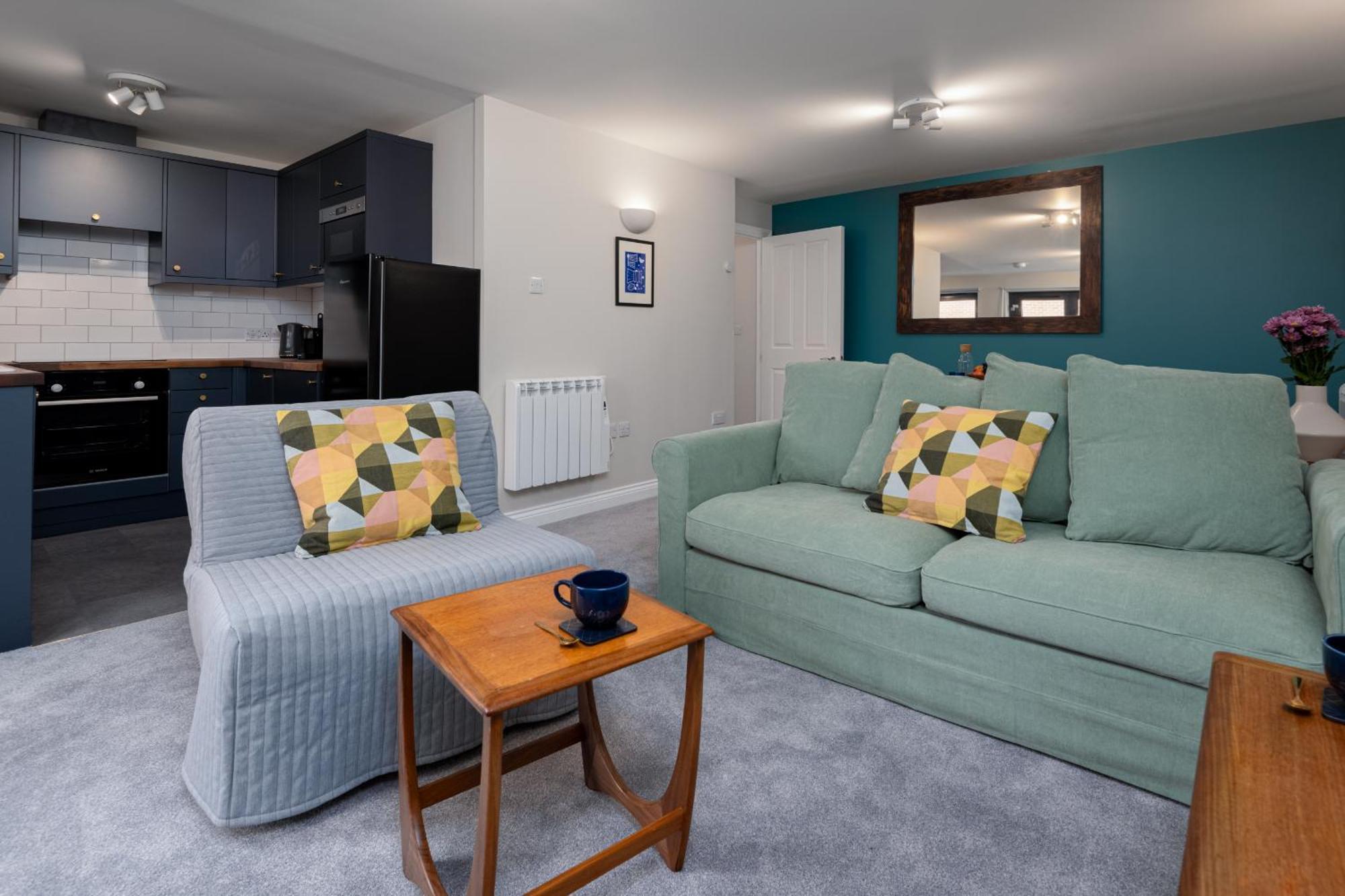 Apartment Stylish 2-bed Centre With Free Parking - At Hem