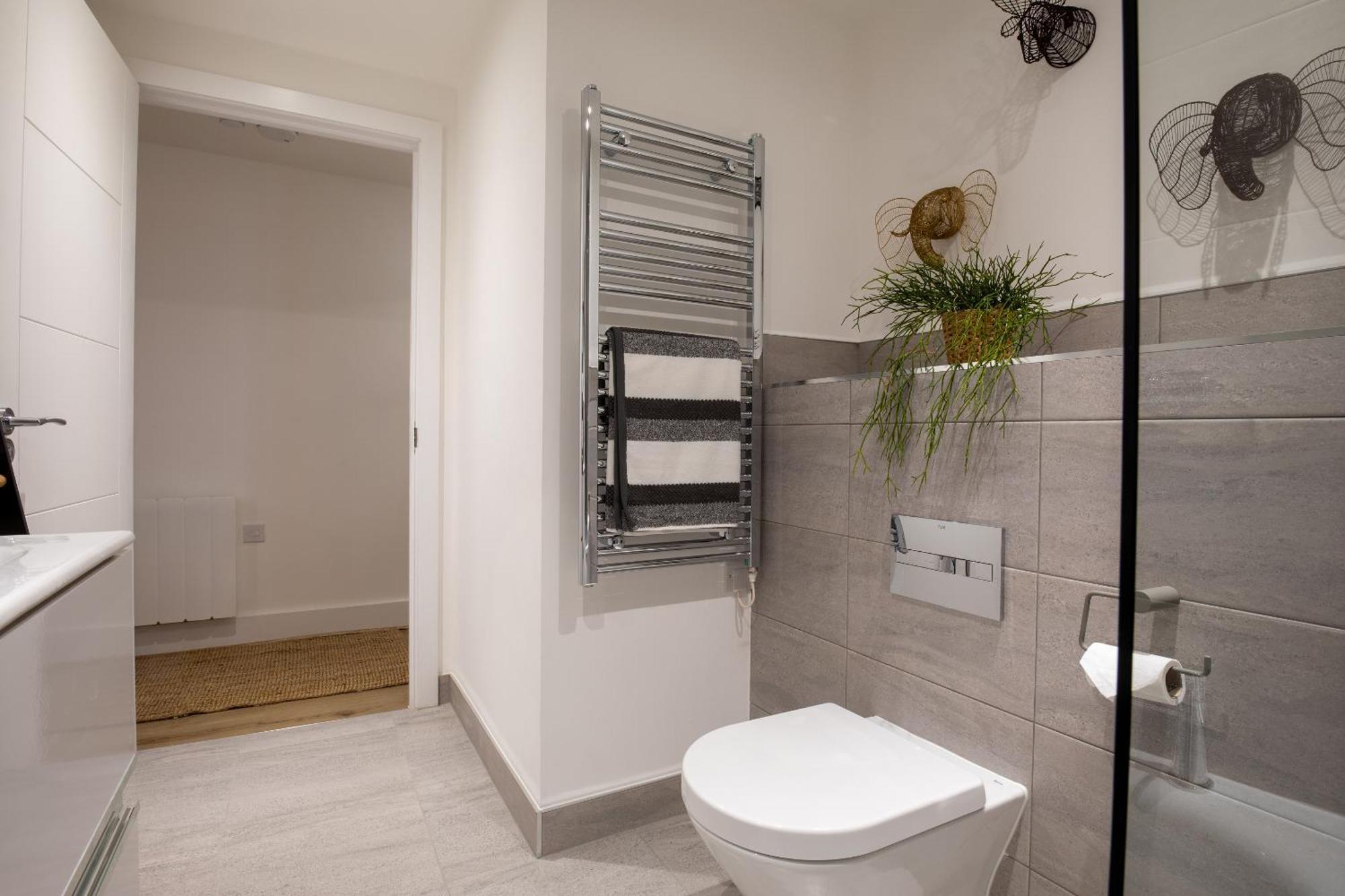 Regency Court- Free Evening Parking Apartment *