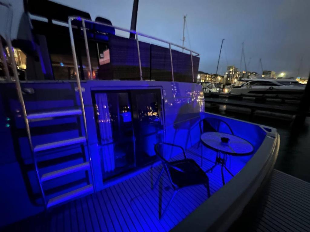 Yacht 