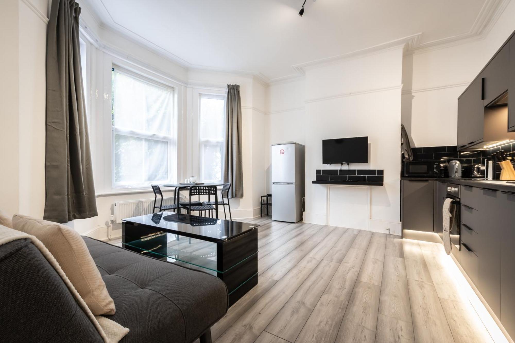 Newly Renovated 2 Bed Ground Floor Flat Apartment *