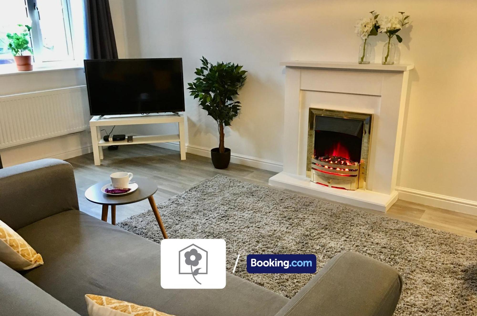 Eastleigh House: Your Solutions Near Airport Holiday home *